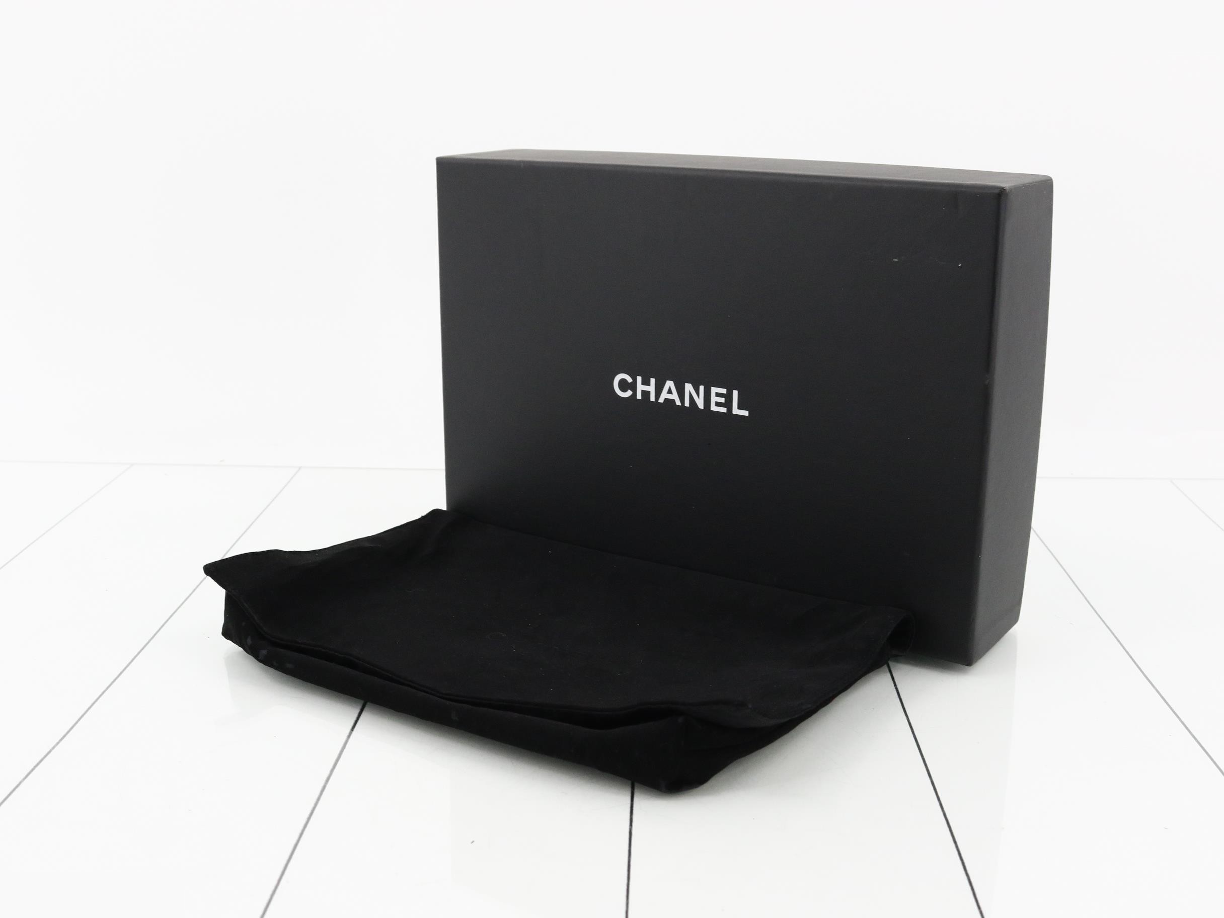 Matelassé chain wallet, lambskin, black — view 5