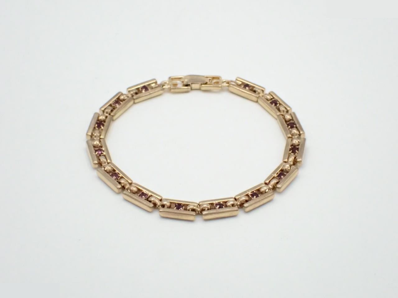 Other lines: Precious metal bracelets and bangles (metal), wrist circumference approximately 18 cm.