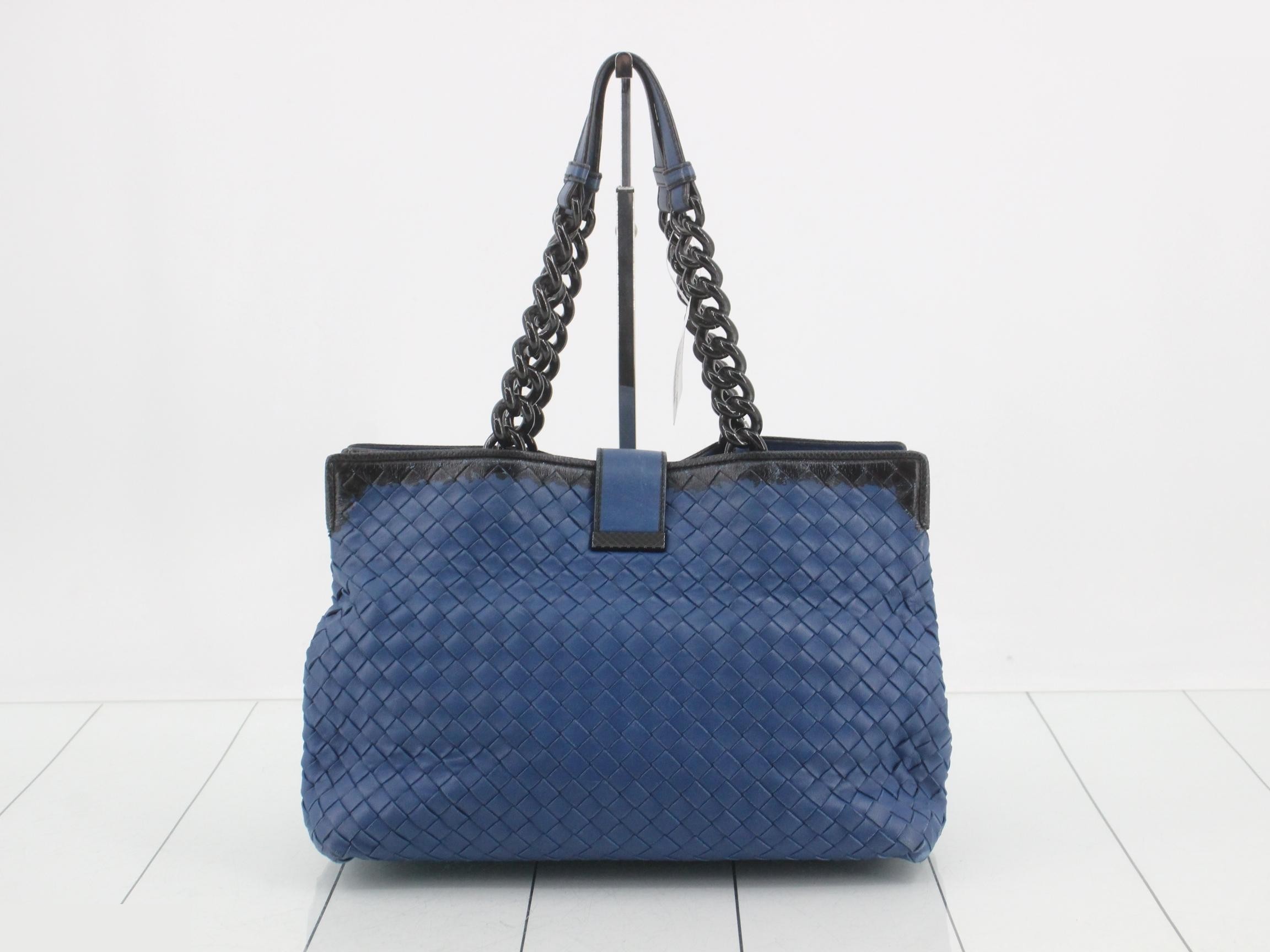 Intrecciato chain shoulder bag, leather, navy. — view 2