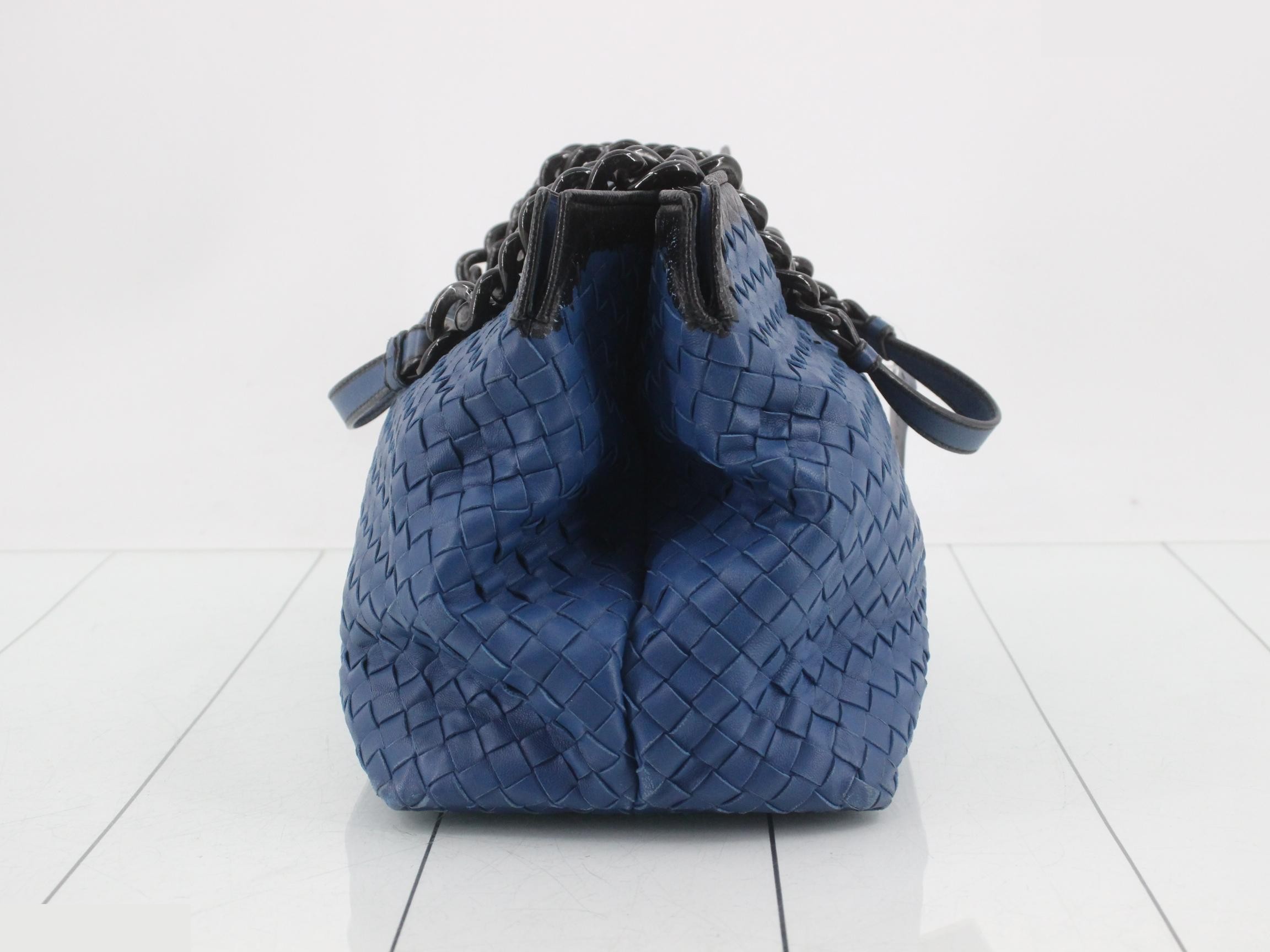 Intrecciato chain shoulder bag, leather, navy. — view 3