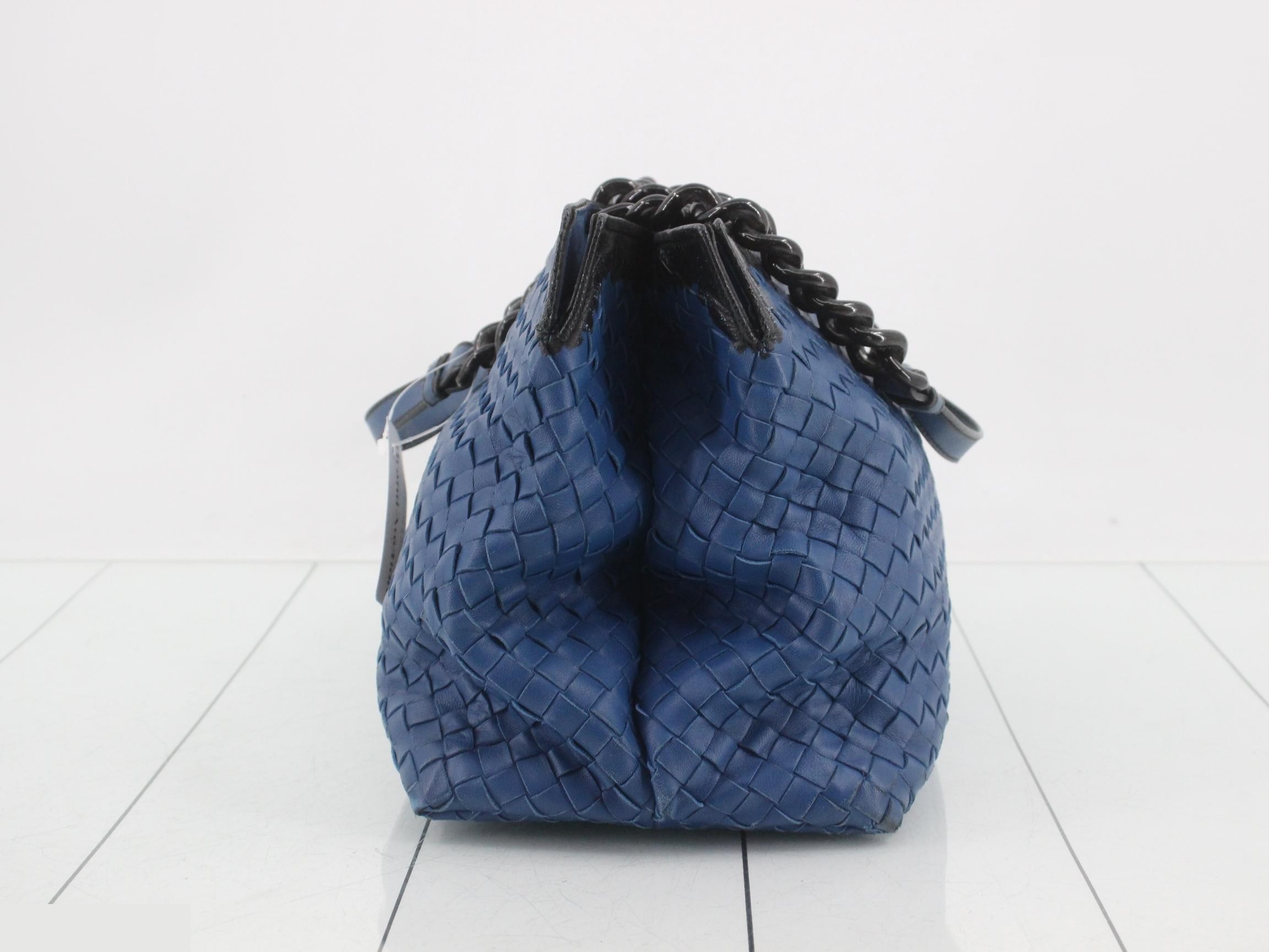 Intrecciato chain shoulder bag, leather, navy. — view 4