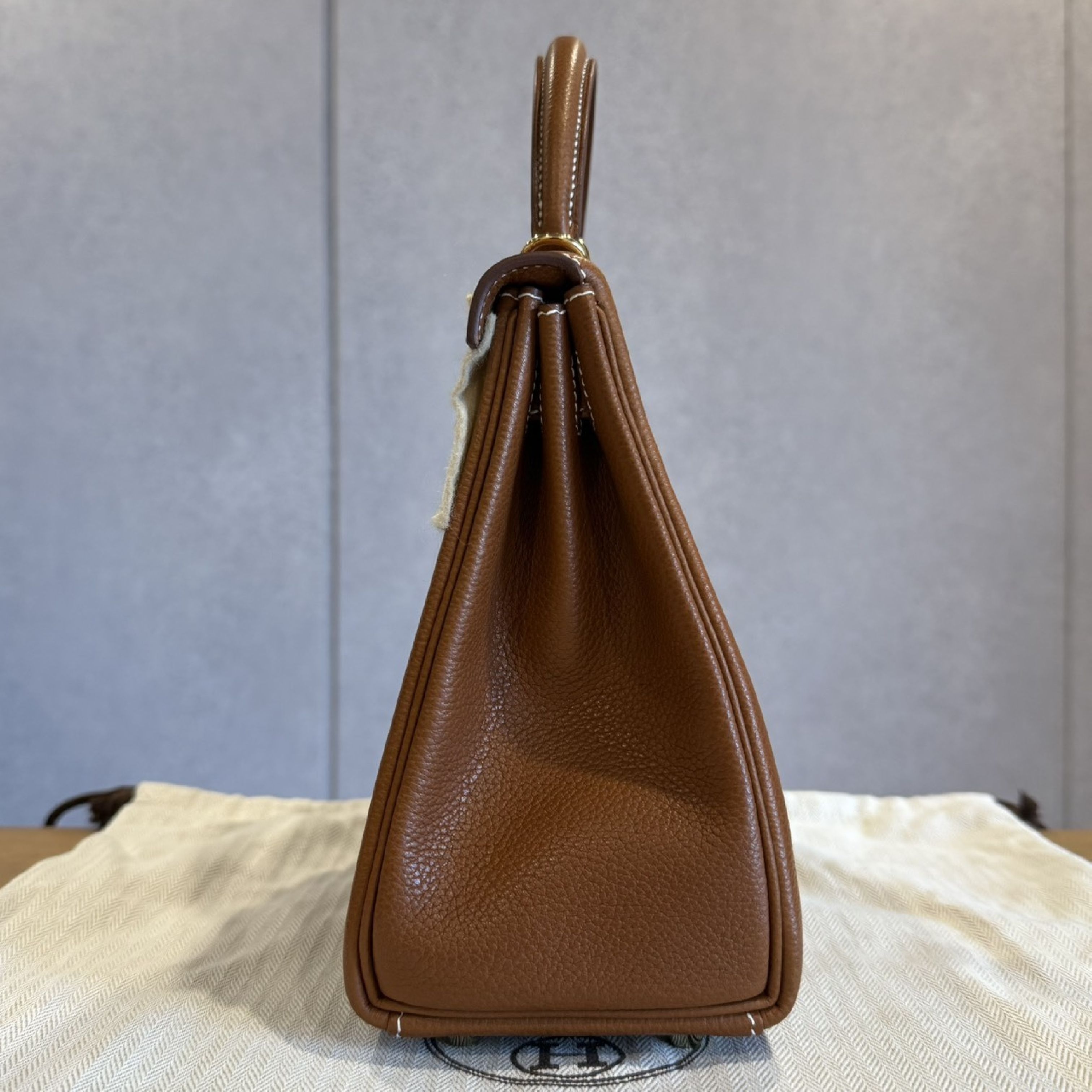 Kelly Retourne25 Fauve Barenia Faubourg Calfskin GHW G stamp Handbag — view 4