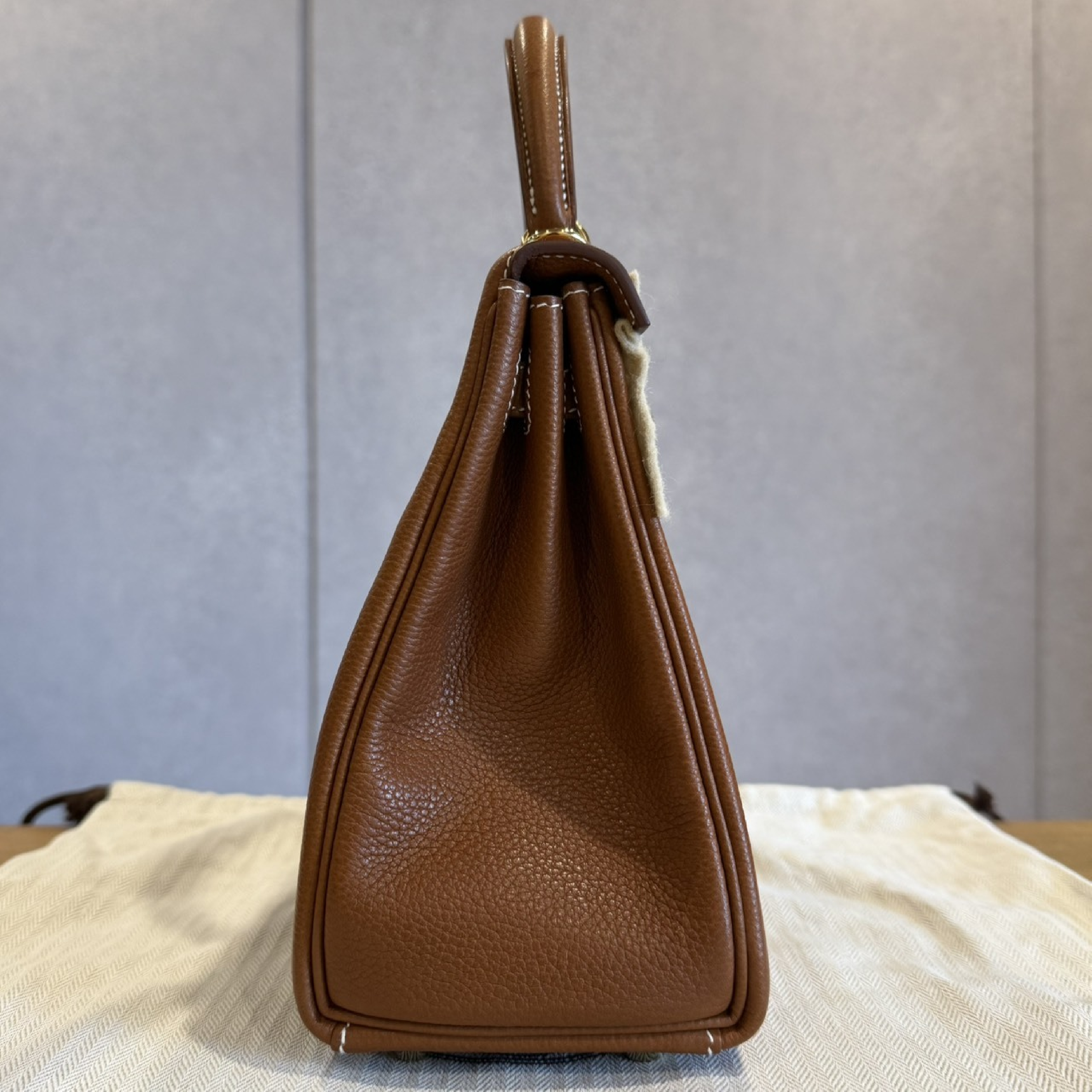 Kelly Retourne25 Fauve Barenia Faubourg Calfskin GHW G stamp Handbag — view 5
