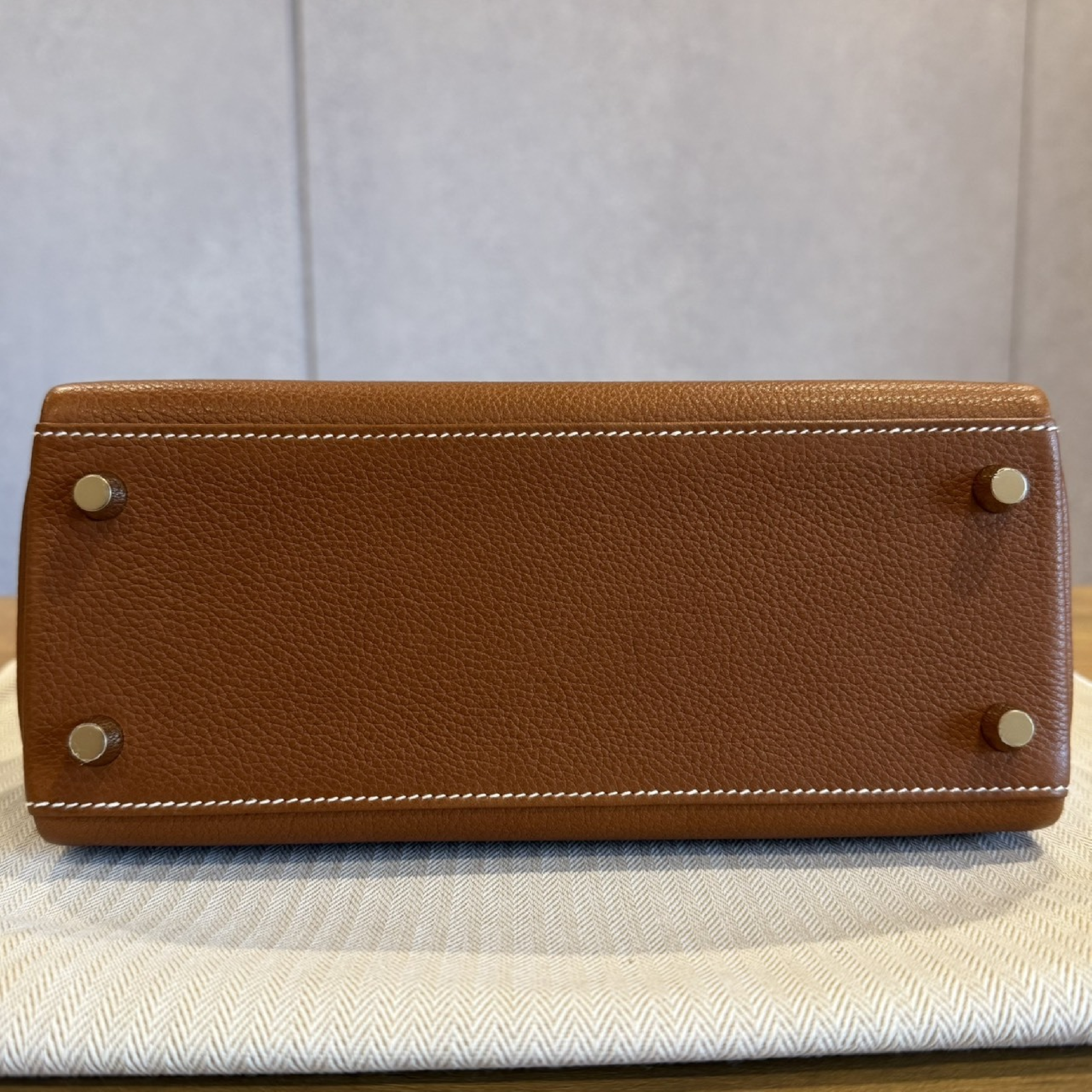Kelly Retourne25 Fauve Barenia Faubourg Calfskin GHW G stamp Handbag — view 6