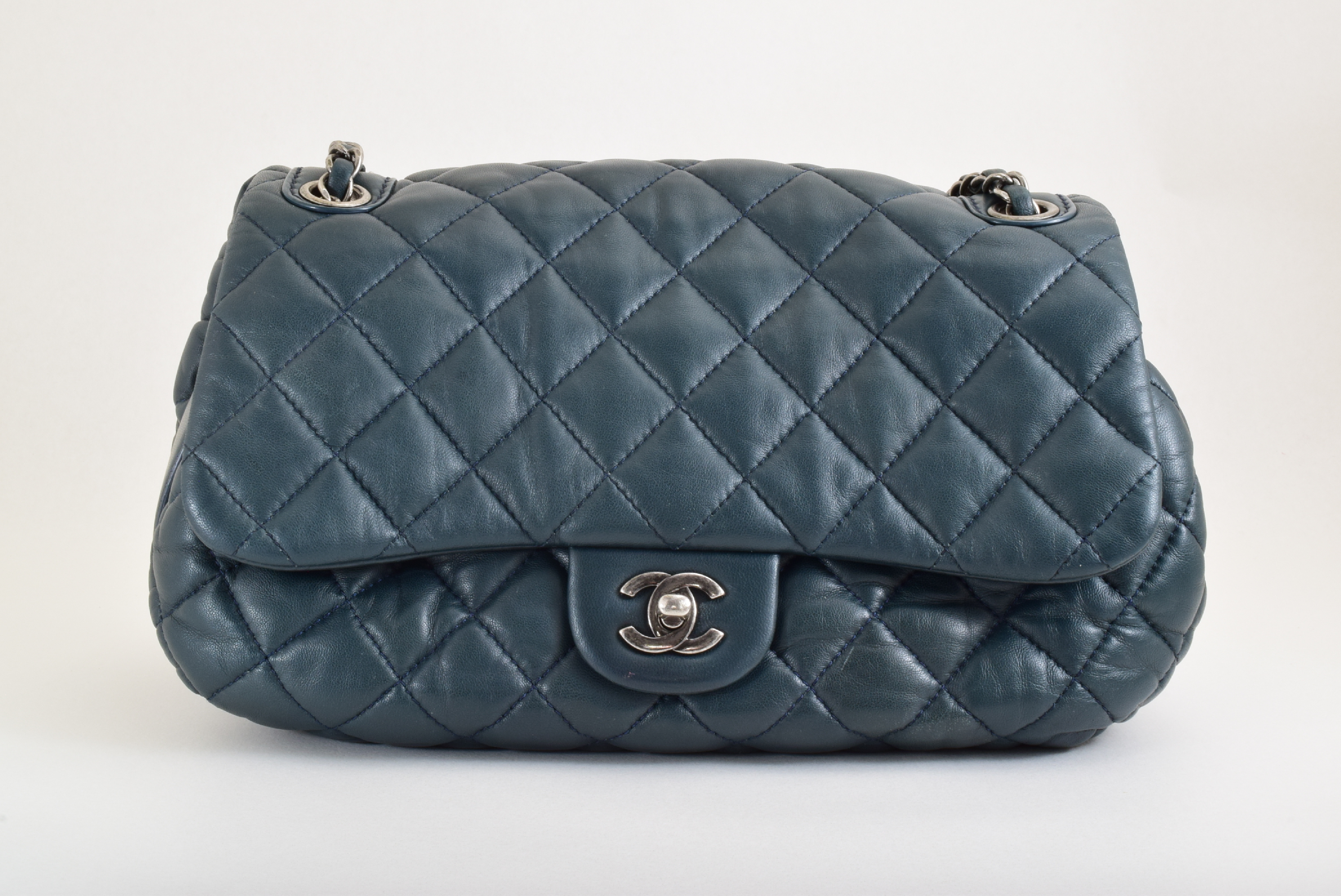 Matelasse chain shoulder bag with sticker and card — view 2