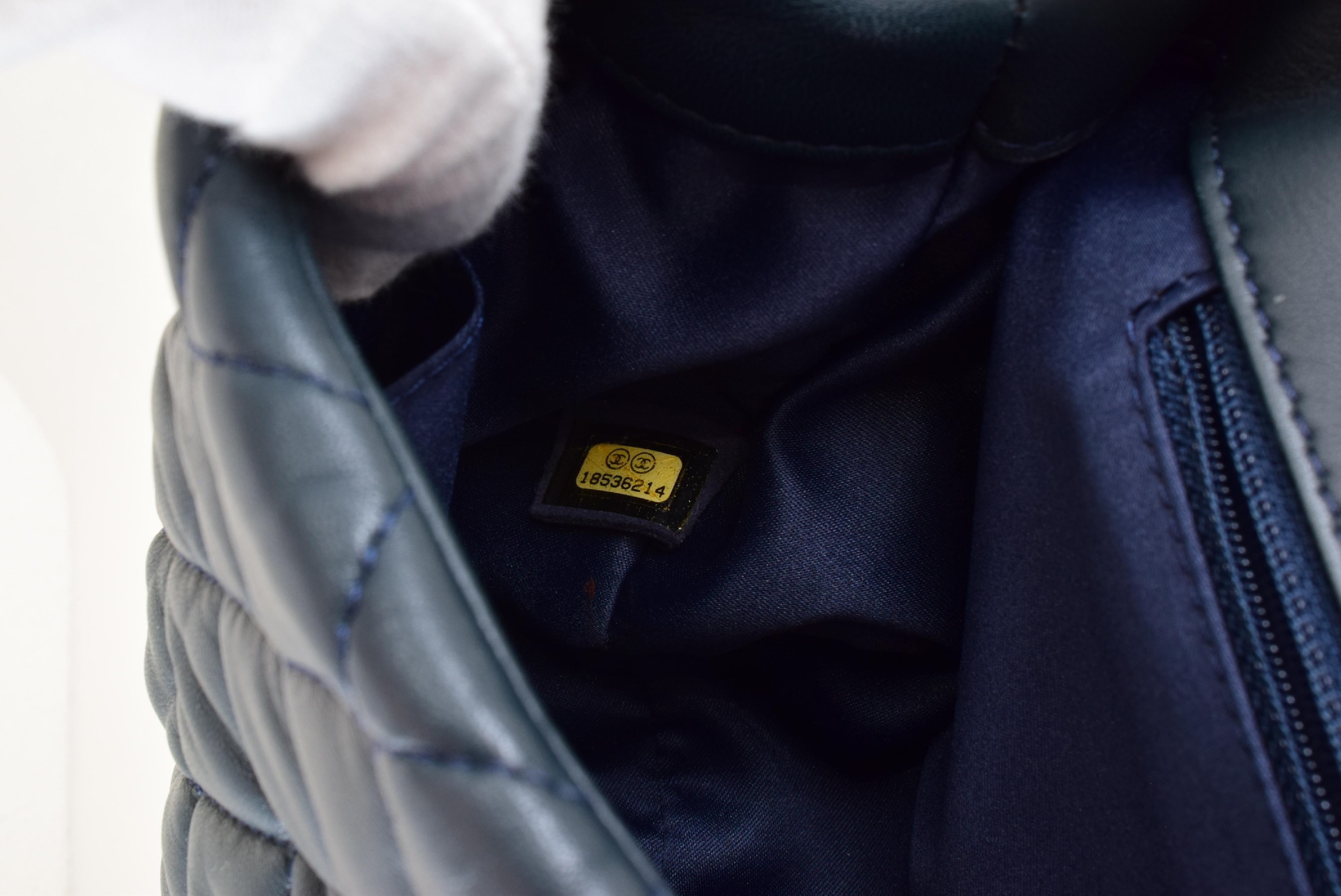 Matelasse chain shoulder bag with sticker and card — view 11