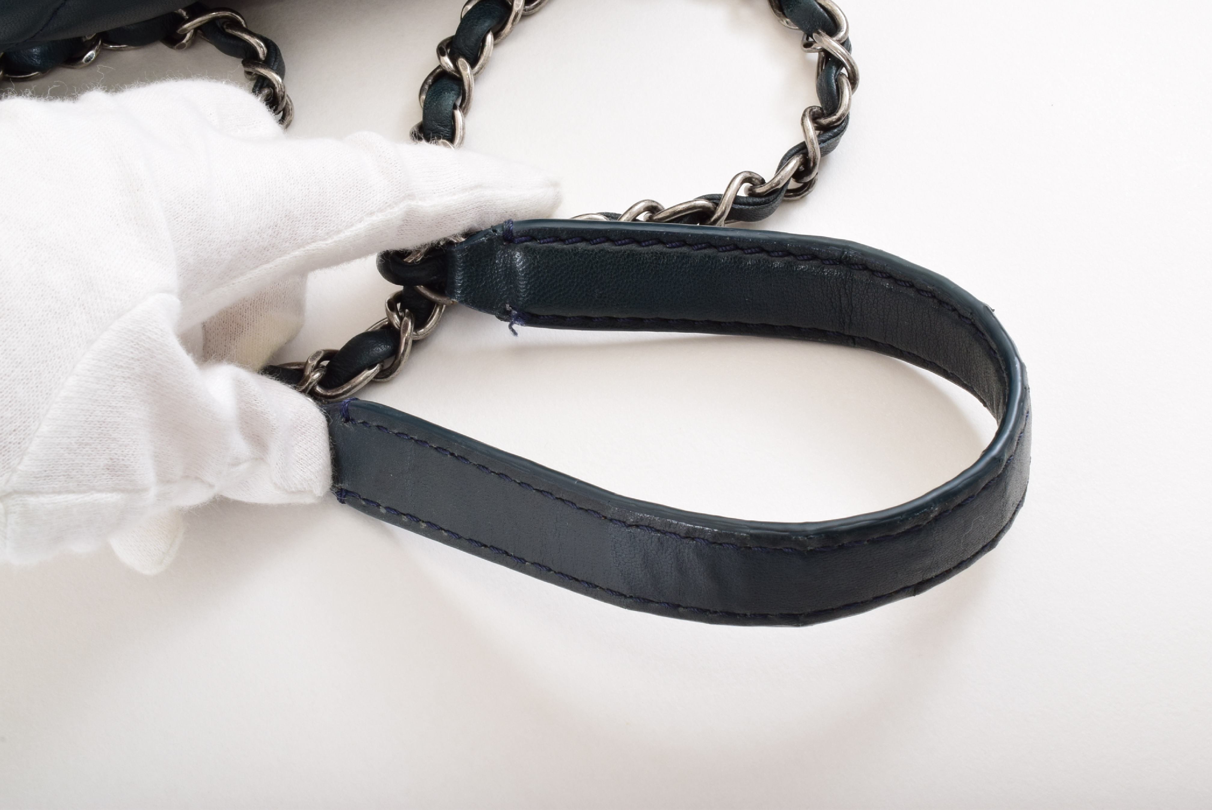 Matelasse chain shoulder bag with sticker and card — view 12
