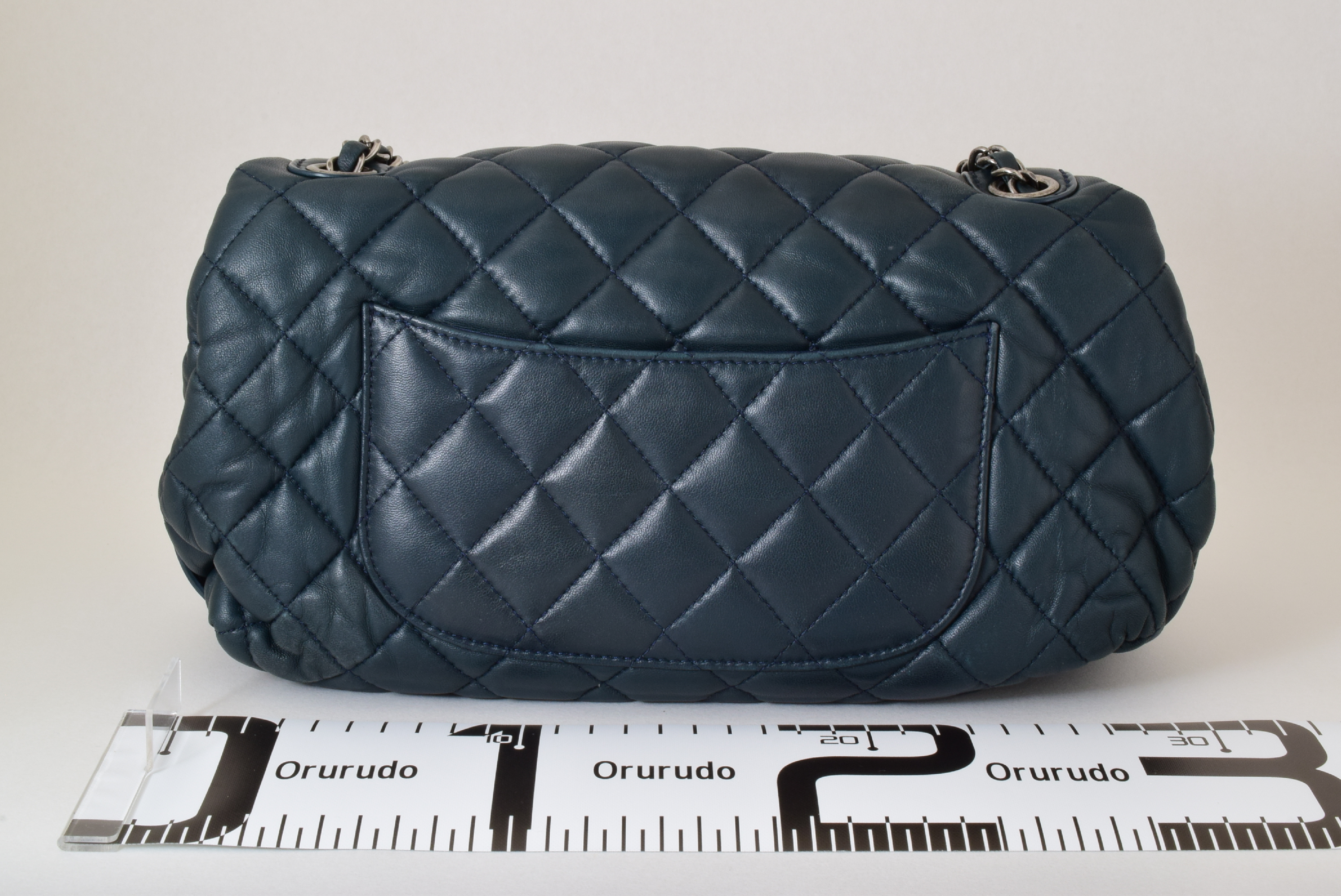 Matelasse chain shoulder bag with sticker and card — view 3