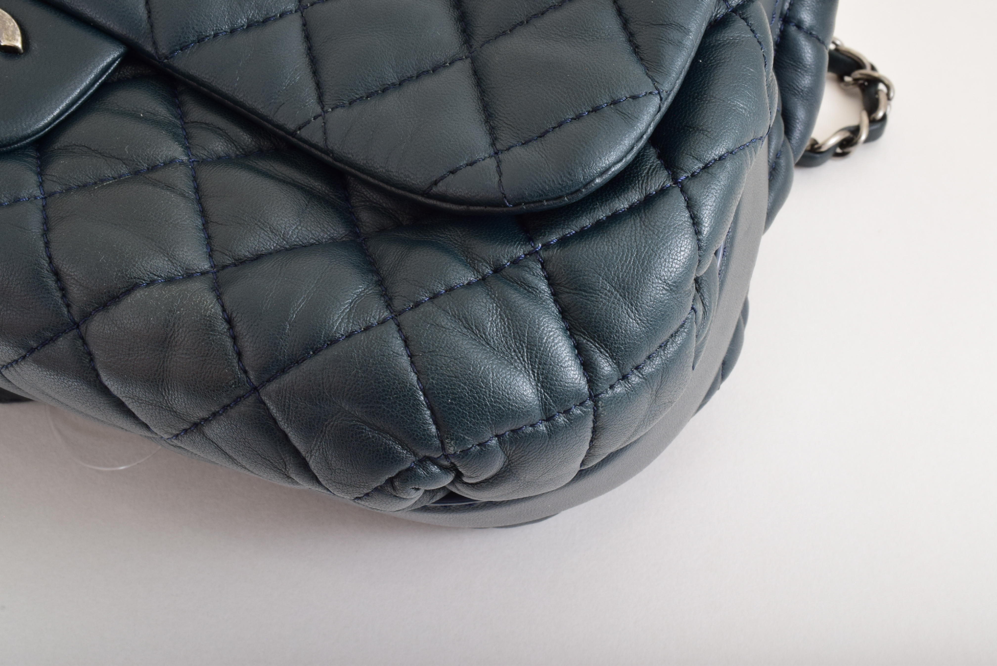 Matelasse chain shoulder bag with sticker and card — view 4