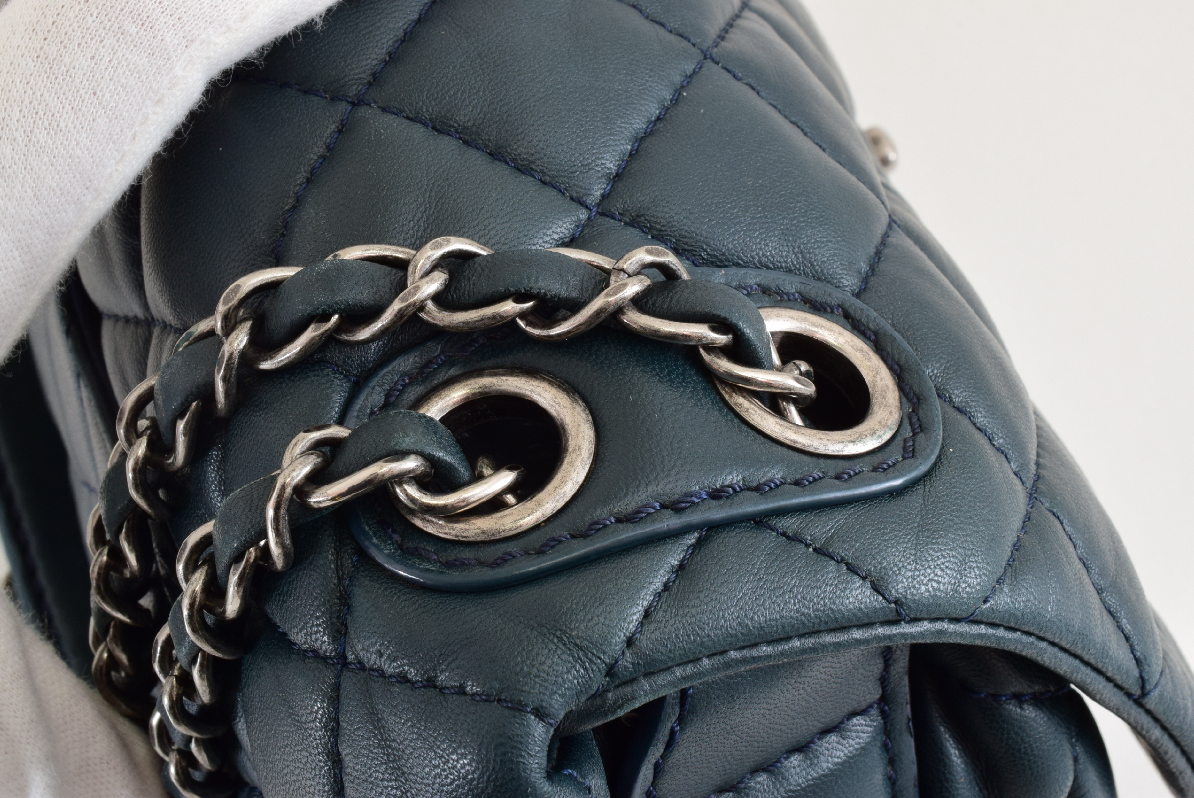 Matelasse chain shoulder bag with sticker and card — view 5