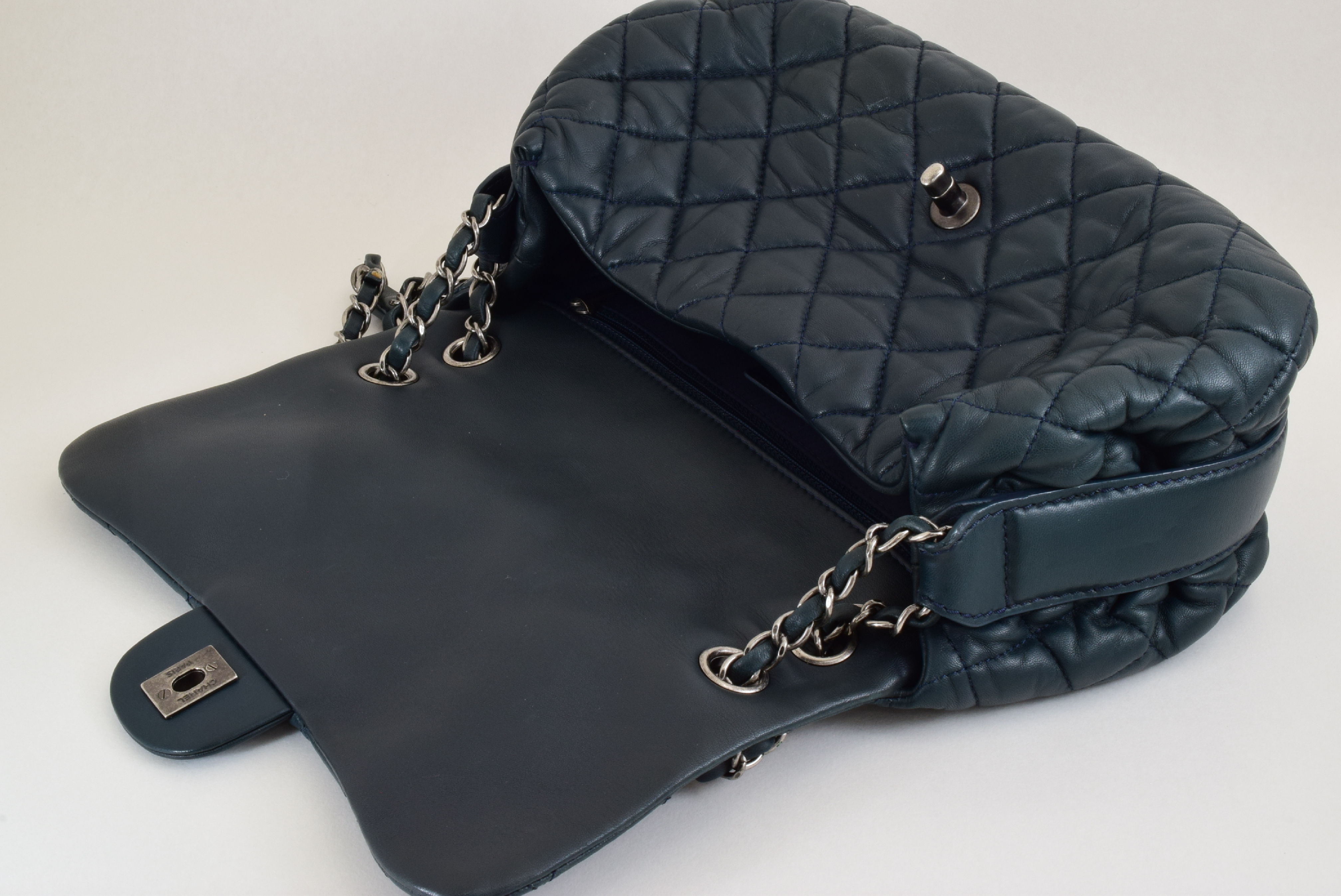 Matelasse chain shoulder bag with sticker and card — view 6