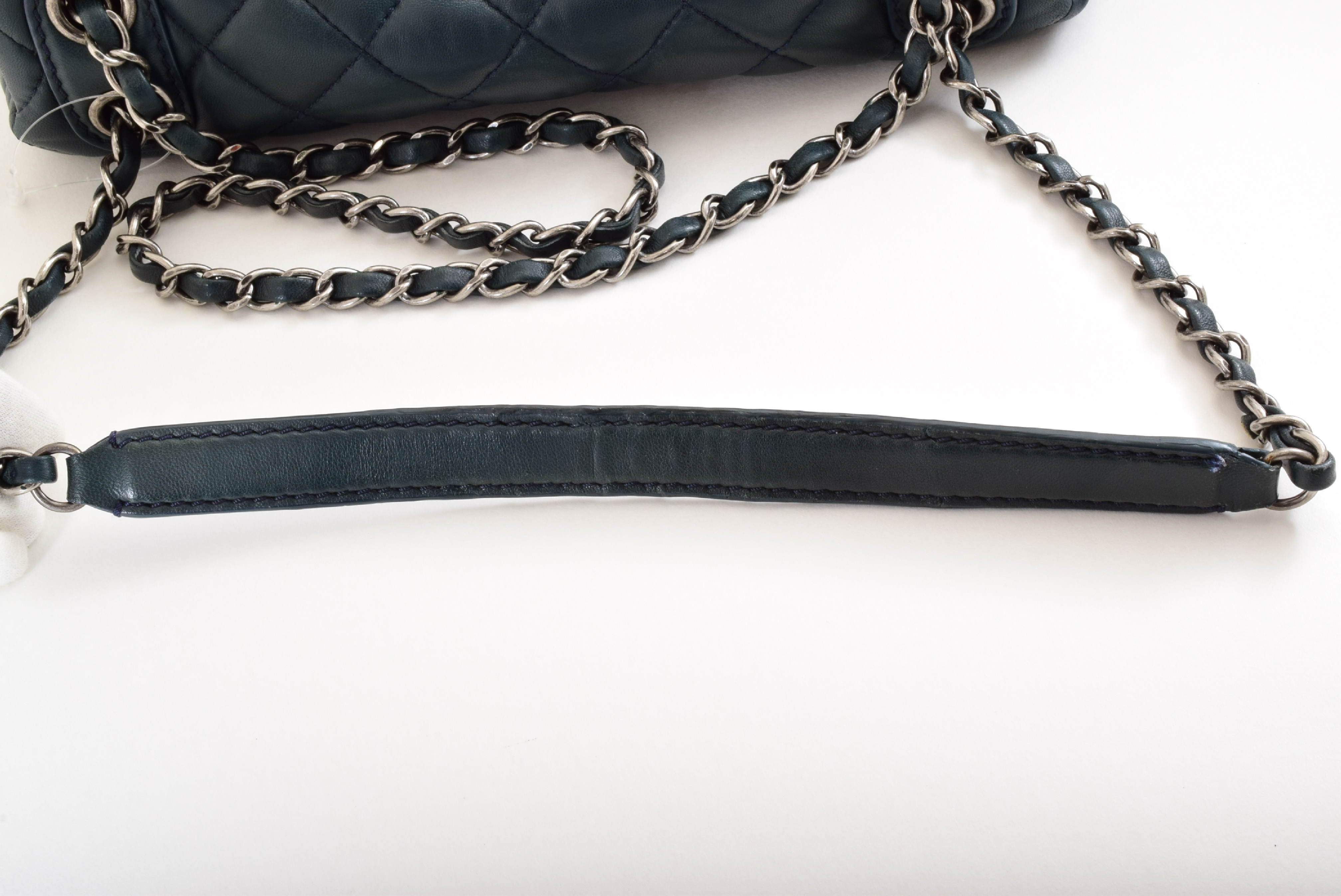 Matelasse chain shoulder bag with sticker and card — view 8