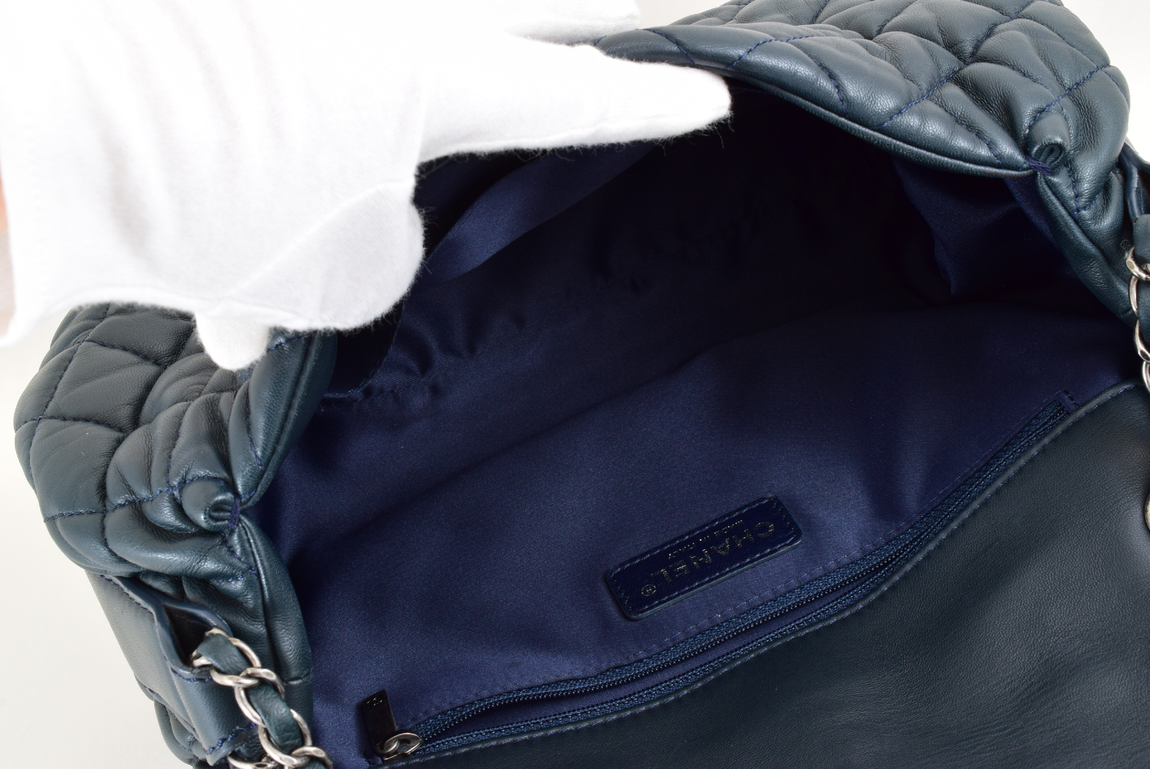 Matelasse chain shoulder bag with sticker and card — view 9