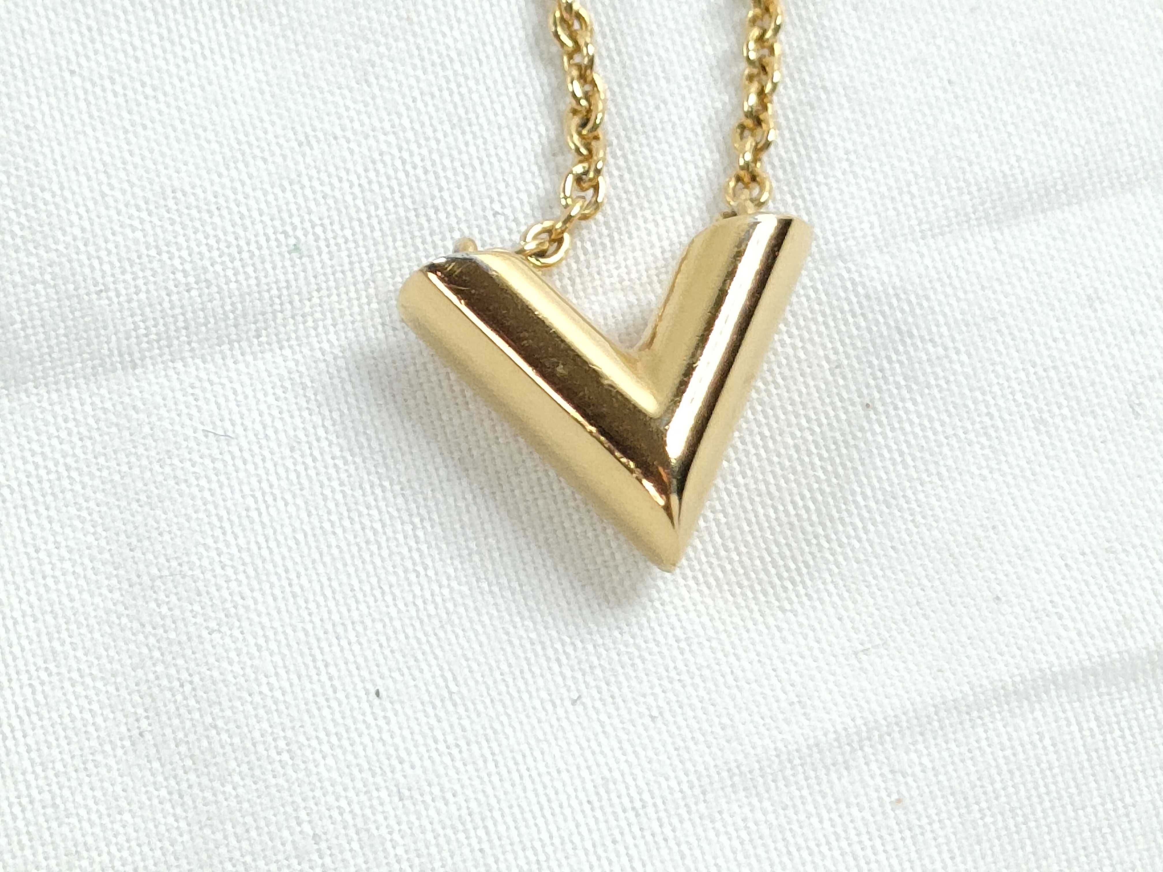 LV Essential V Necklace M61083 LE0290 Necklace — view 2