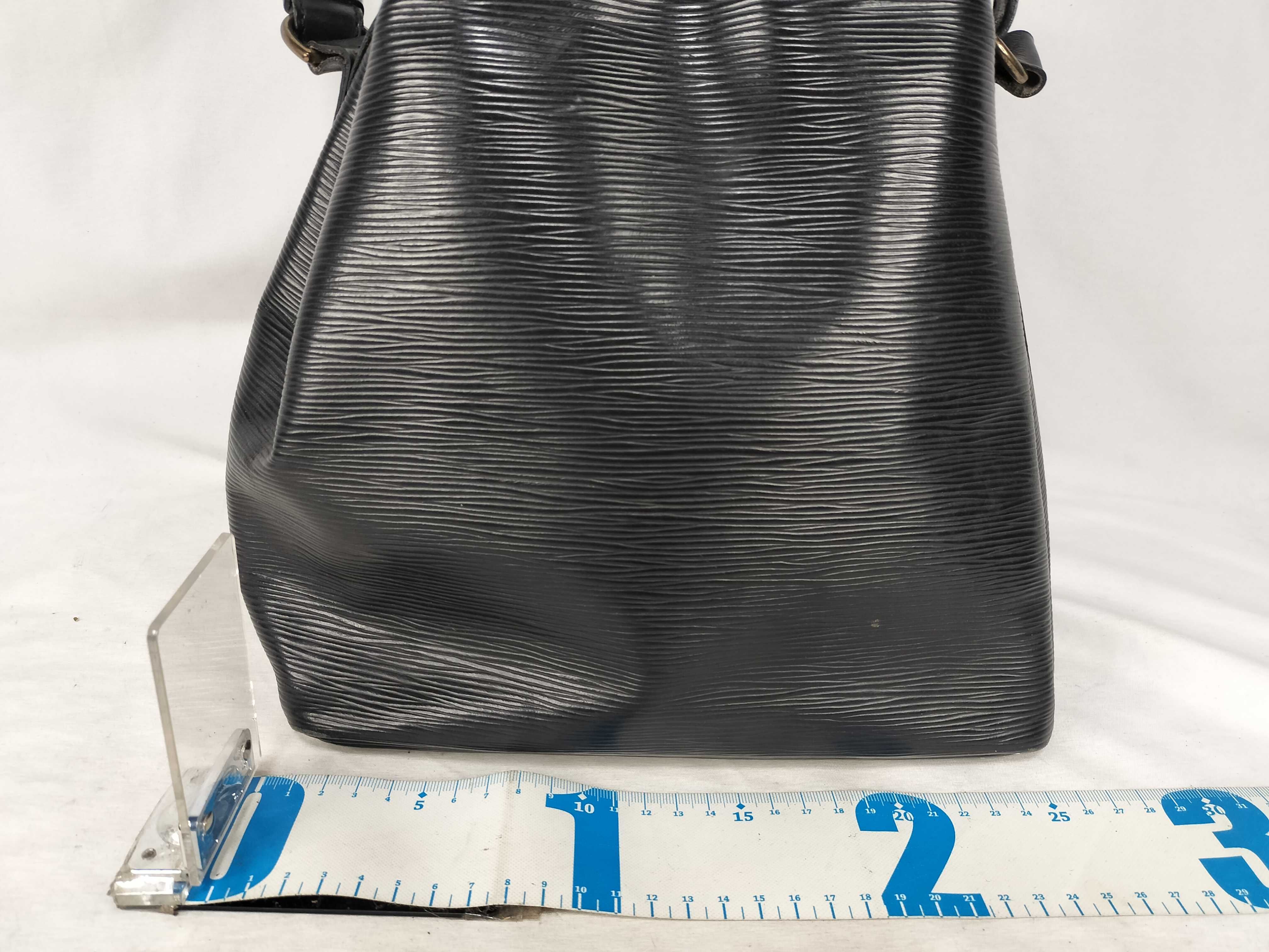 Epi LV Epi Petit Noe Shoulder Bag (with missing studs) M44102 — view 2