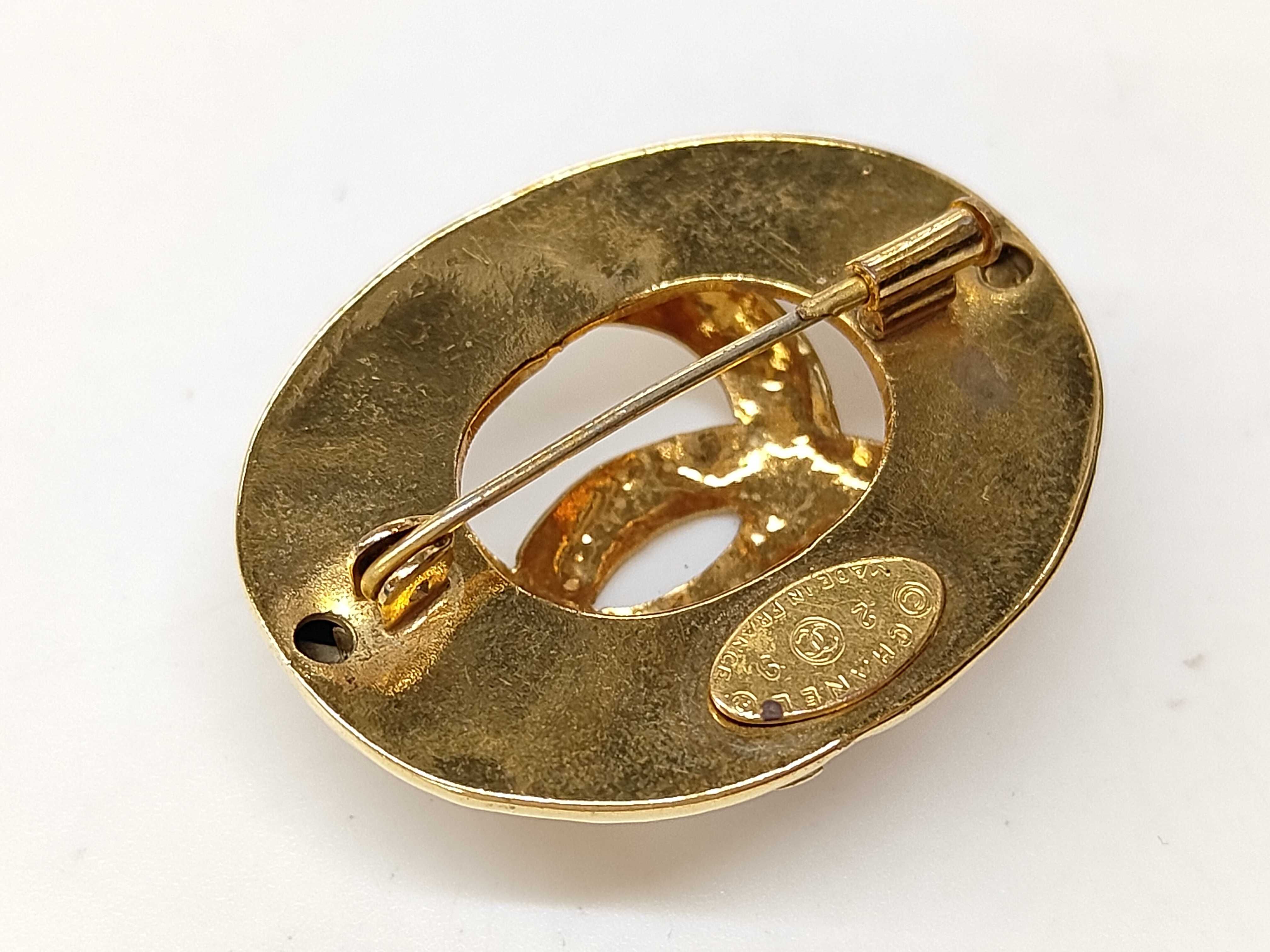 brooch — view 3
