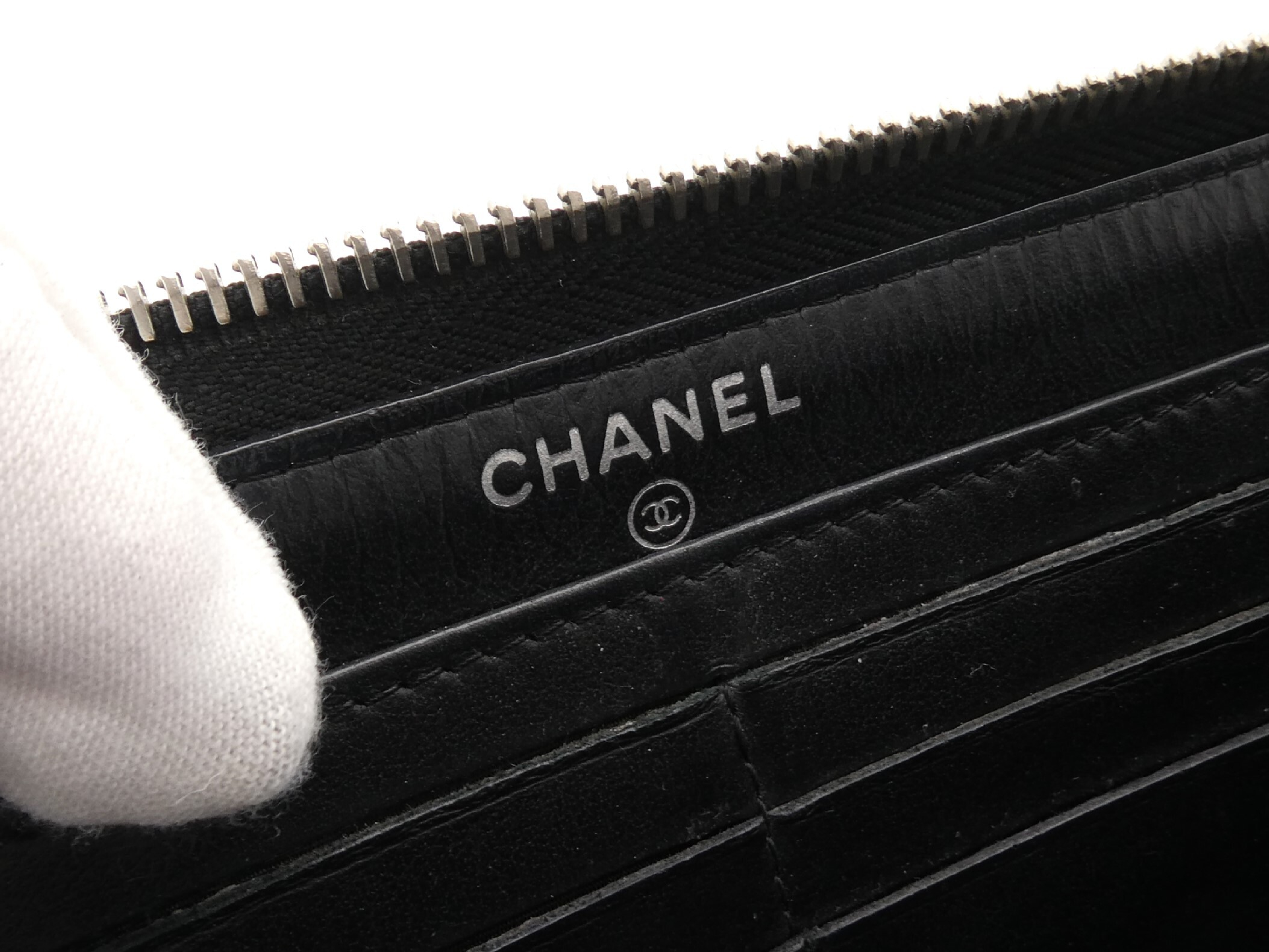 Matelasse Cocomark Caviar Skin Round Zipper Wallet — view 9