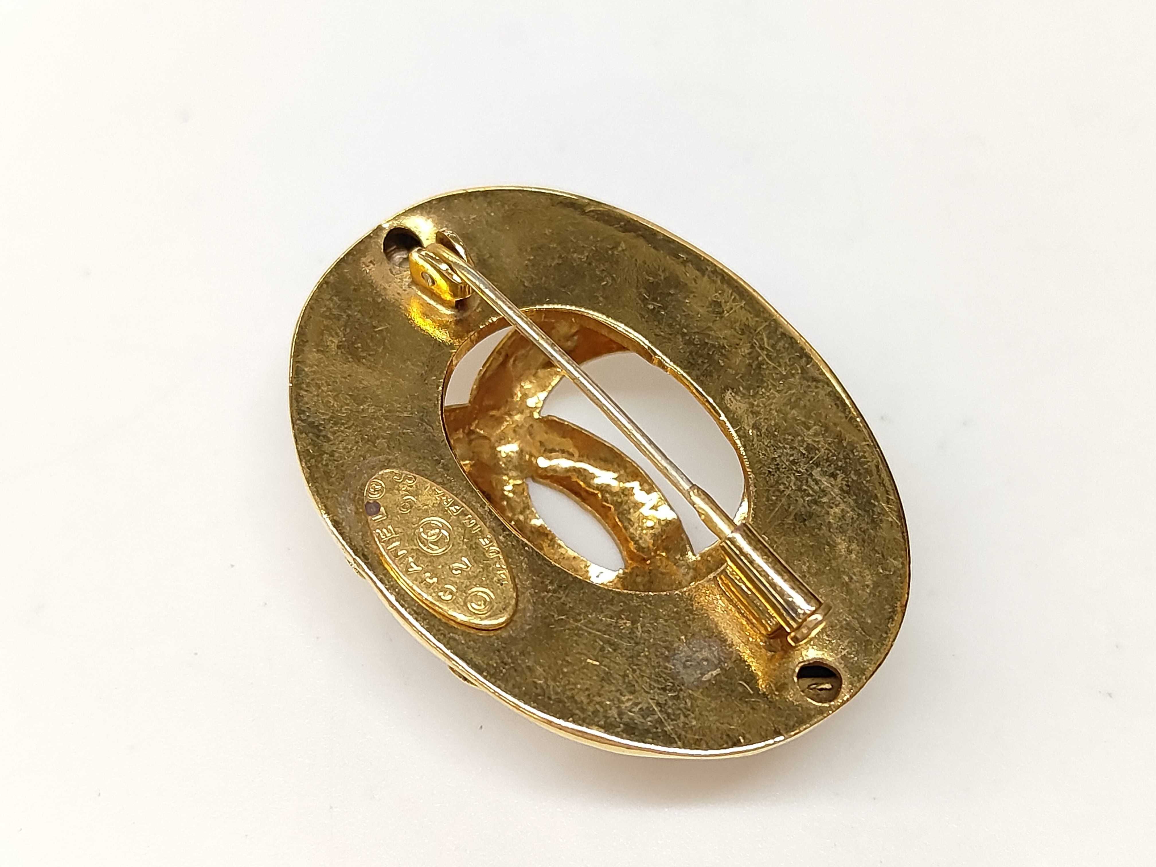 brooch — view 2