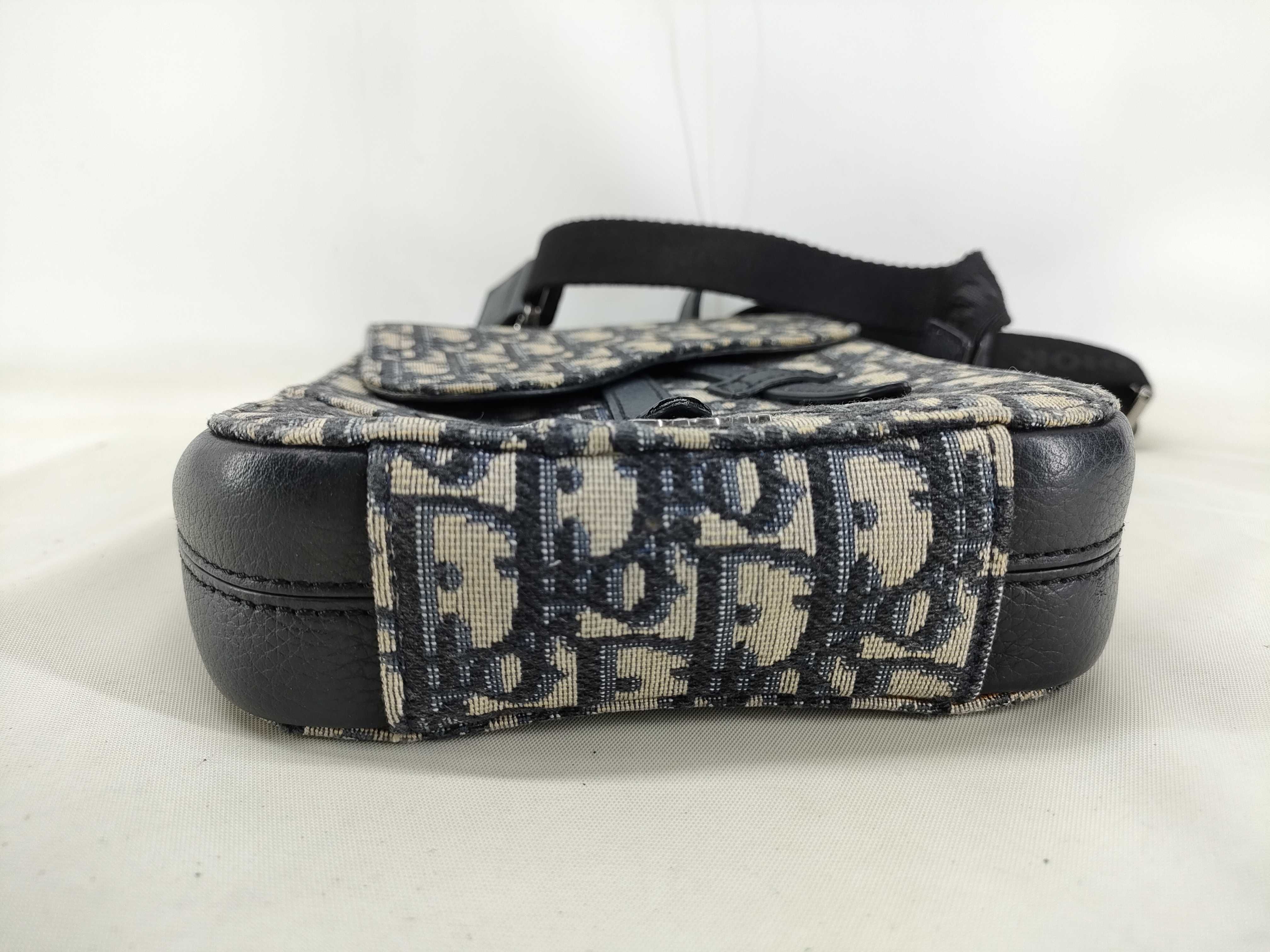 Trotter DU-Christian Oblique Saddle Canvas Shoulder Bag — view 3