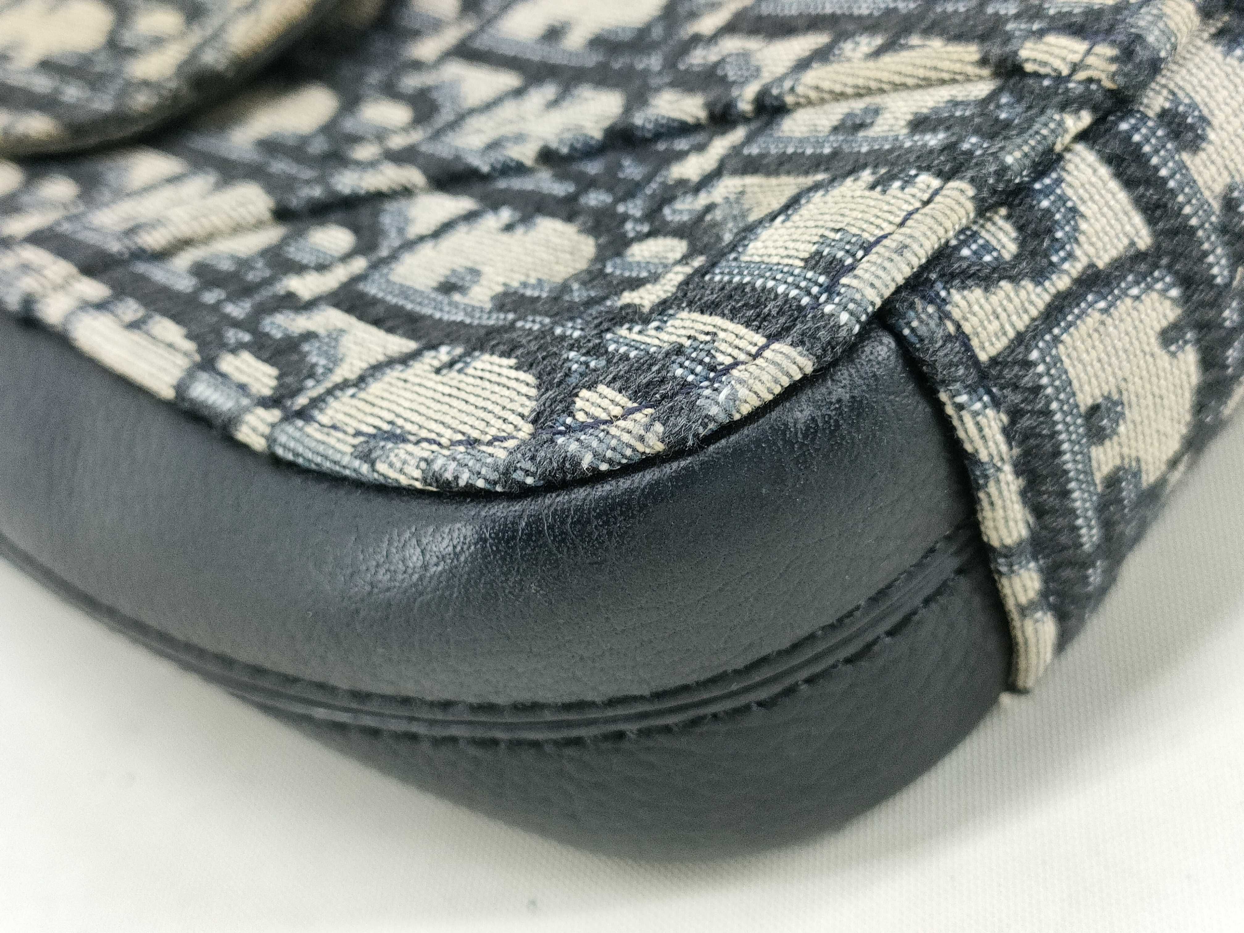 Trotter DU-Christian Oblique Saddle Canvas Shoulder Bag — view 4