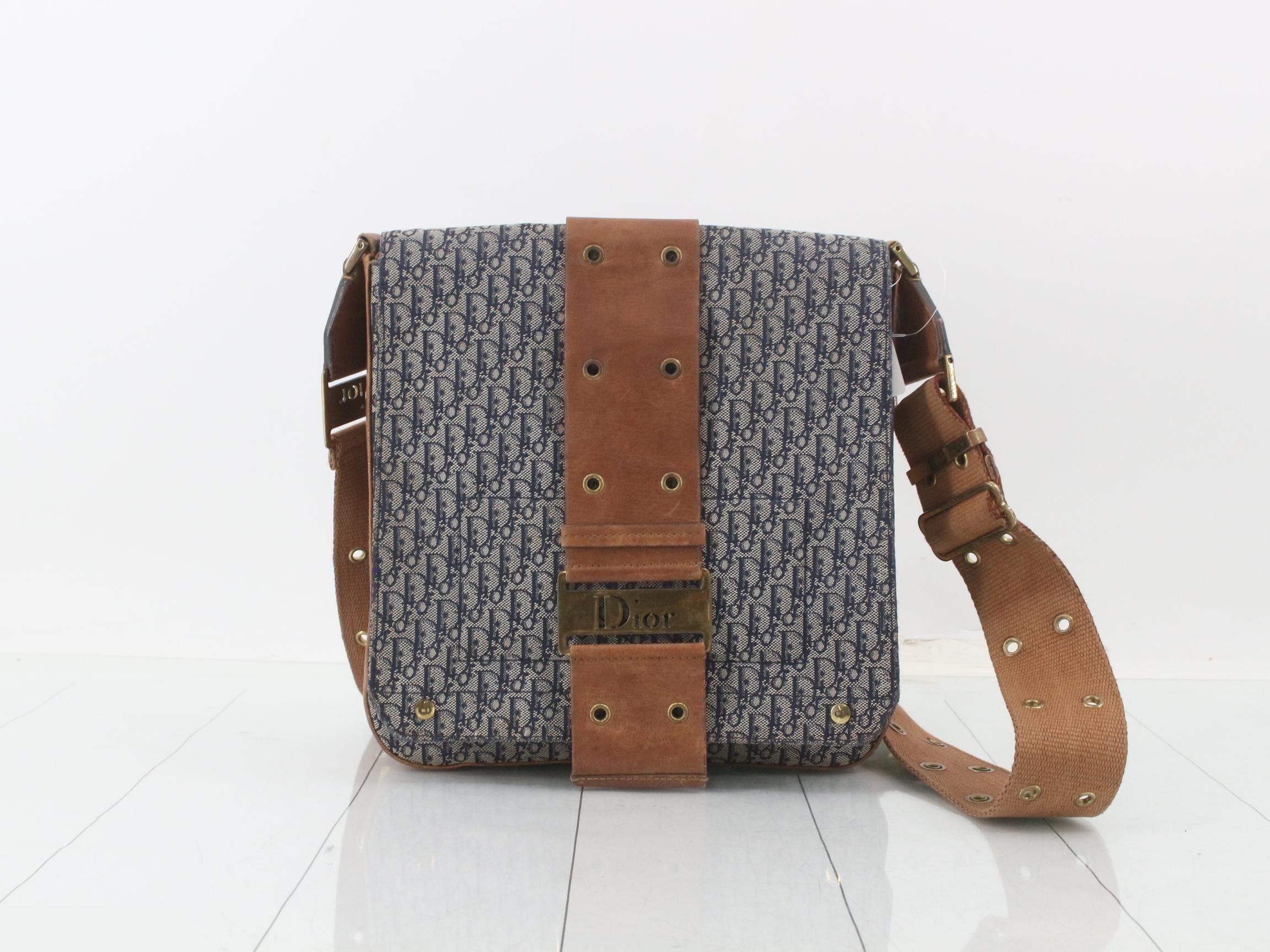 Street Chic Trotter Shoulder Bag