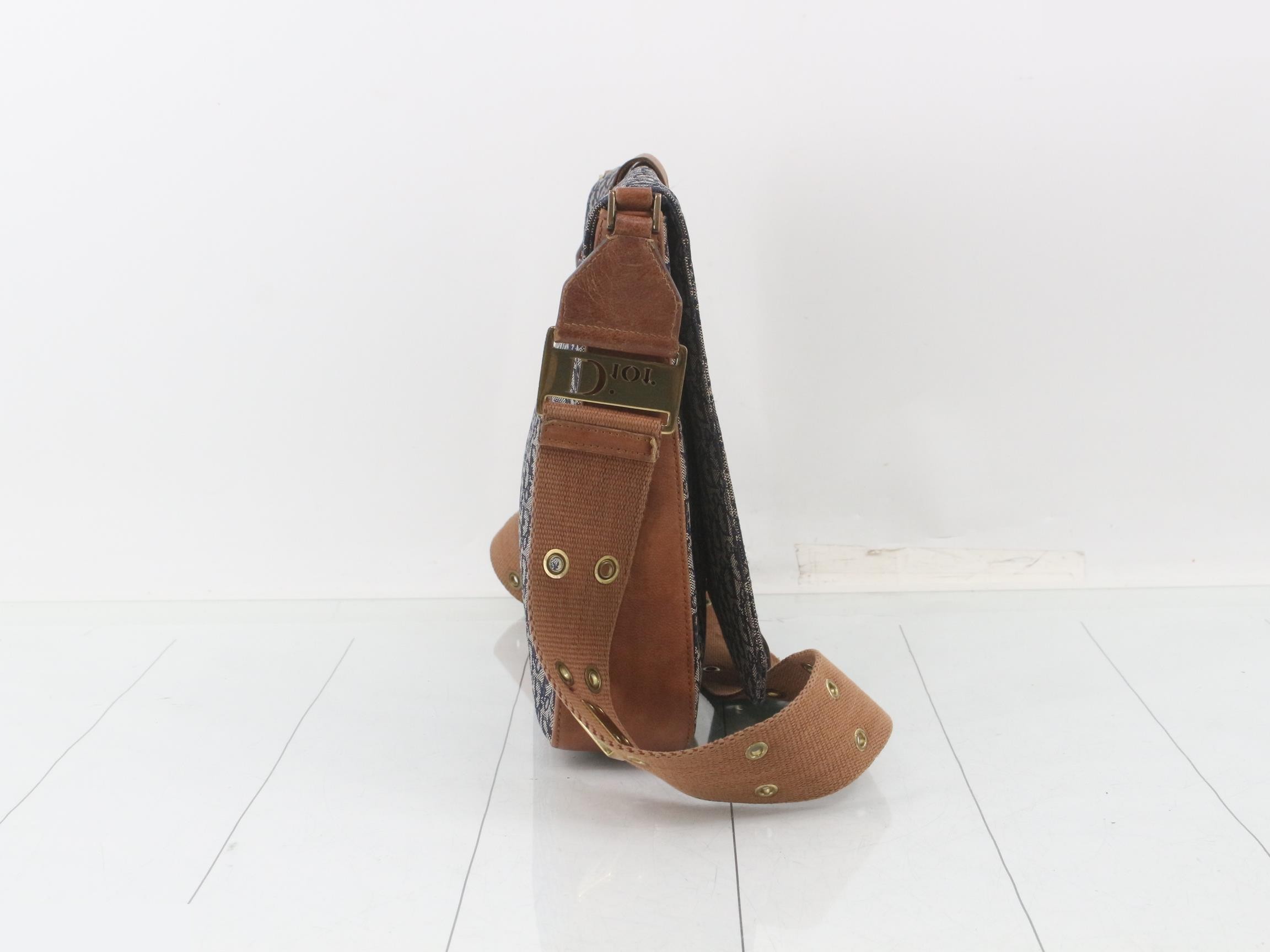 Street Chic Trotter Shoulder Bag — view 4