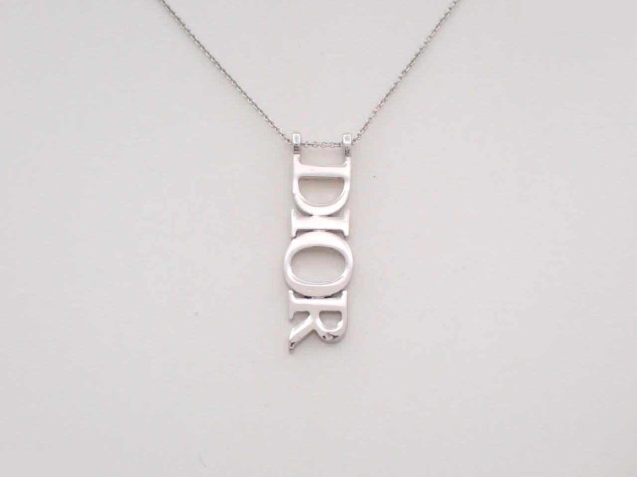 Other lines: Precious metal necklaces and pendants, chain approximately 42cm.