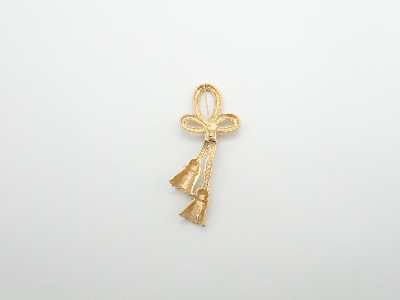 brooch — view 2
