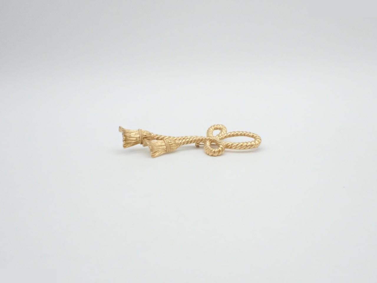 brooch — view 3