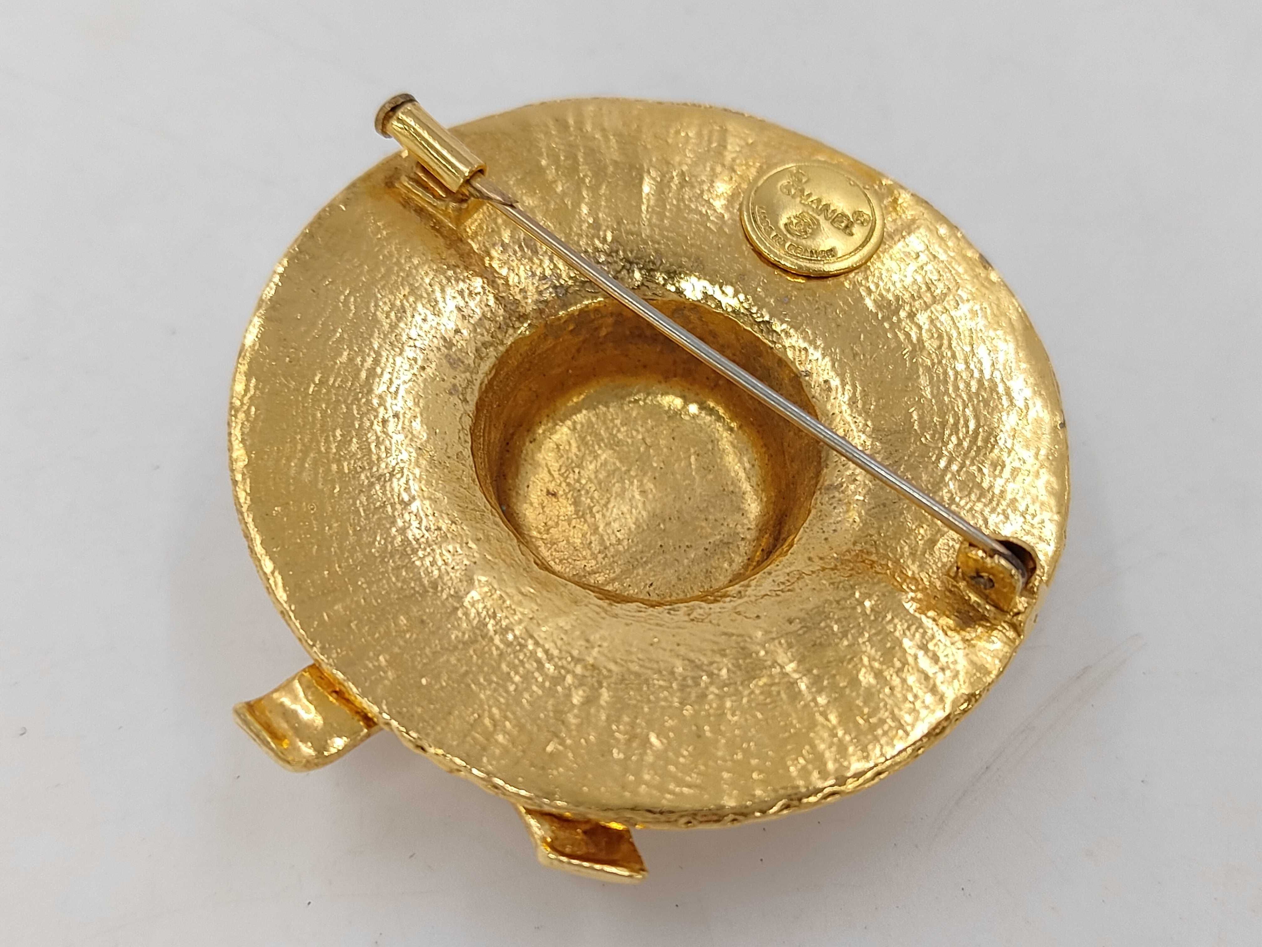 brooch — view 2