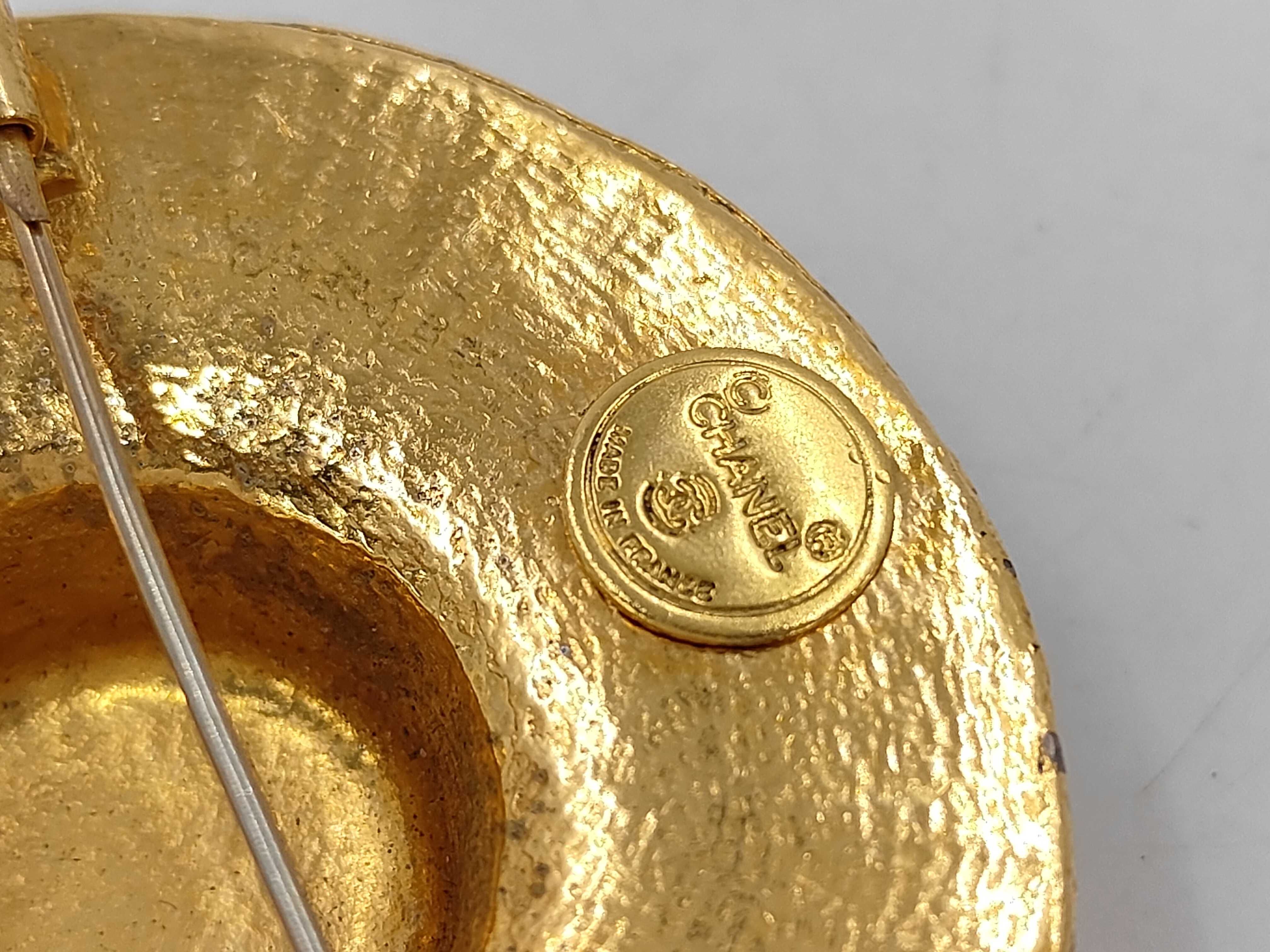 brooch — view 3