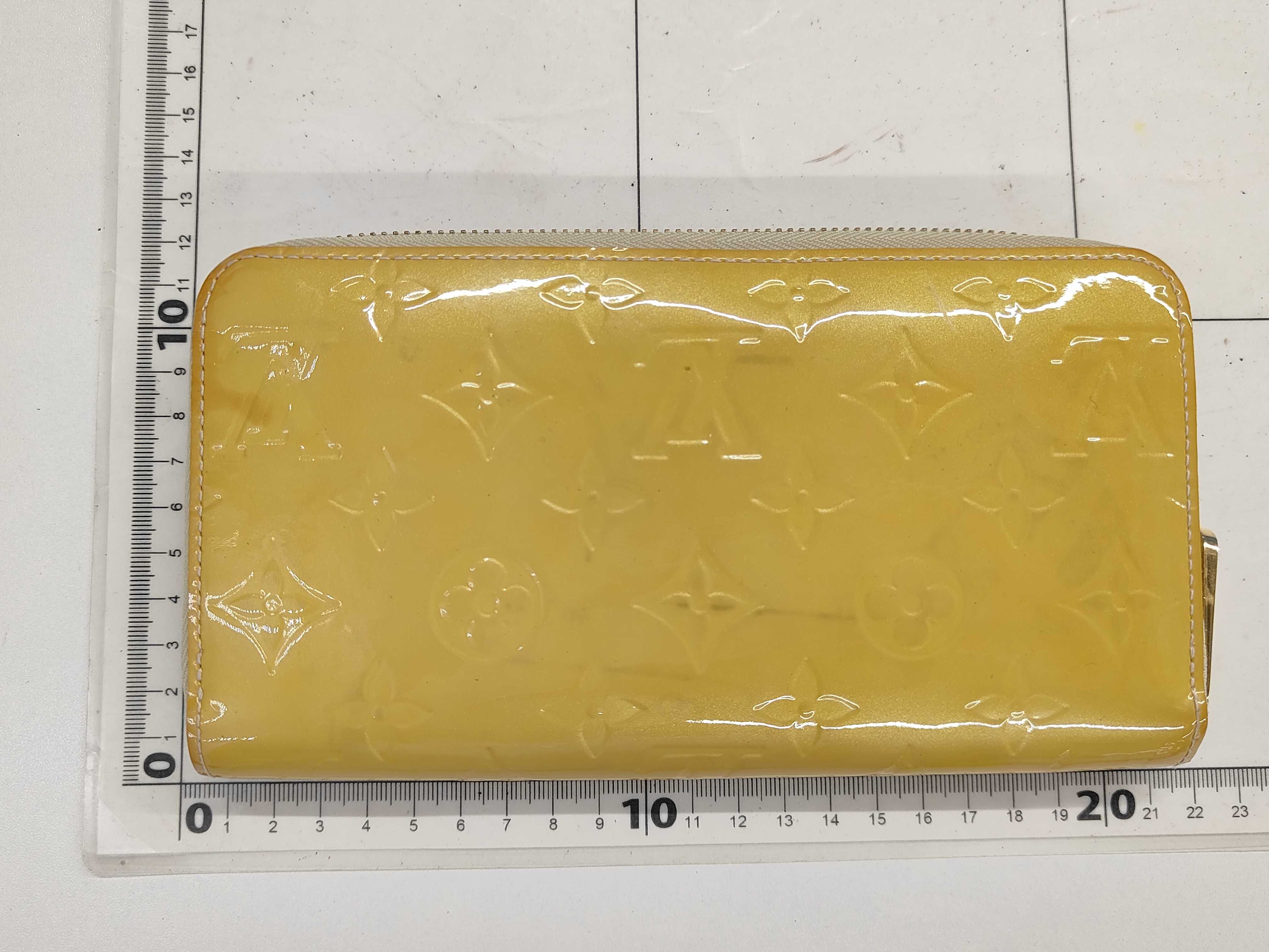 wallet — view 2