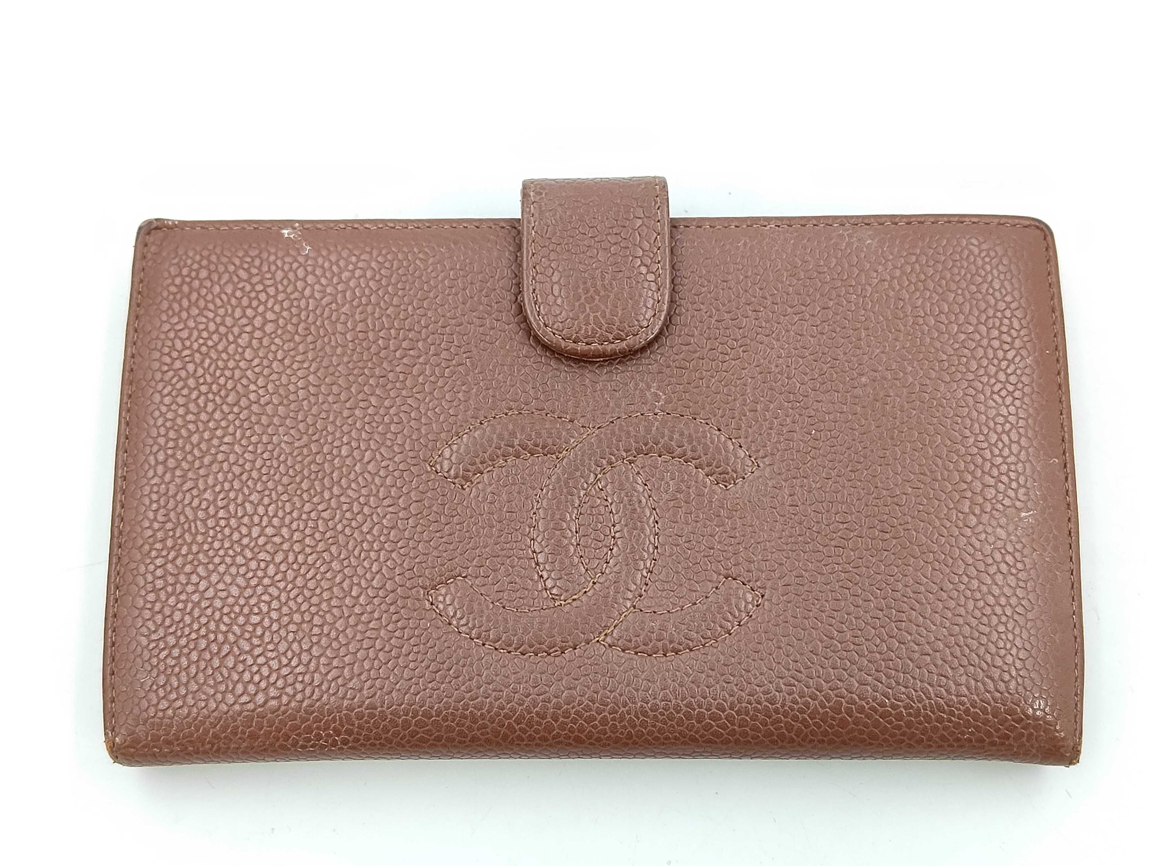 Caviar Skin Coco Mark Clasp Wallet Brown Color Series 7 Folding Wallet 7104614