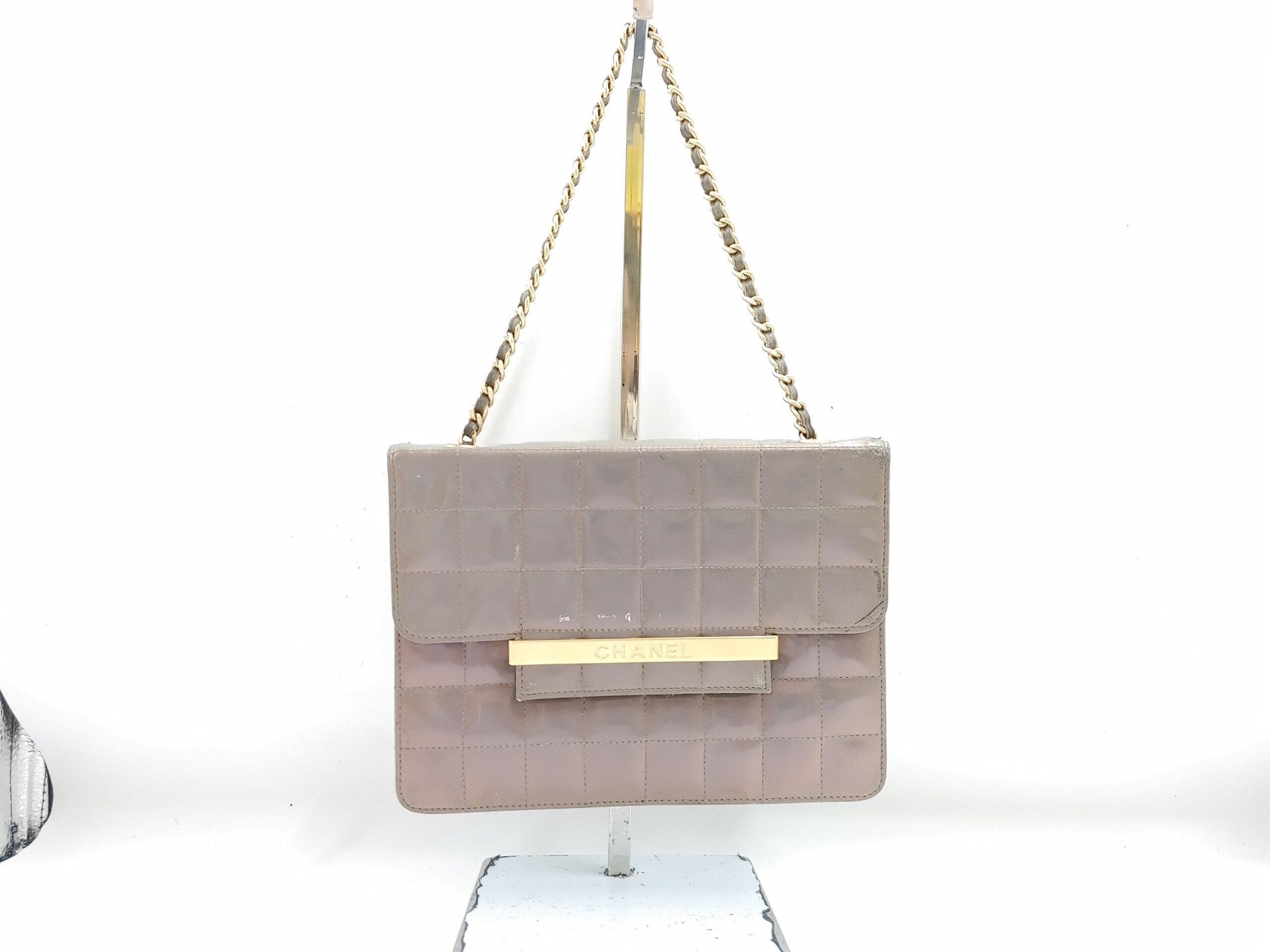 Chocolate bar chain handbag with sticker, item number 5803068, patent leather.