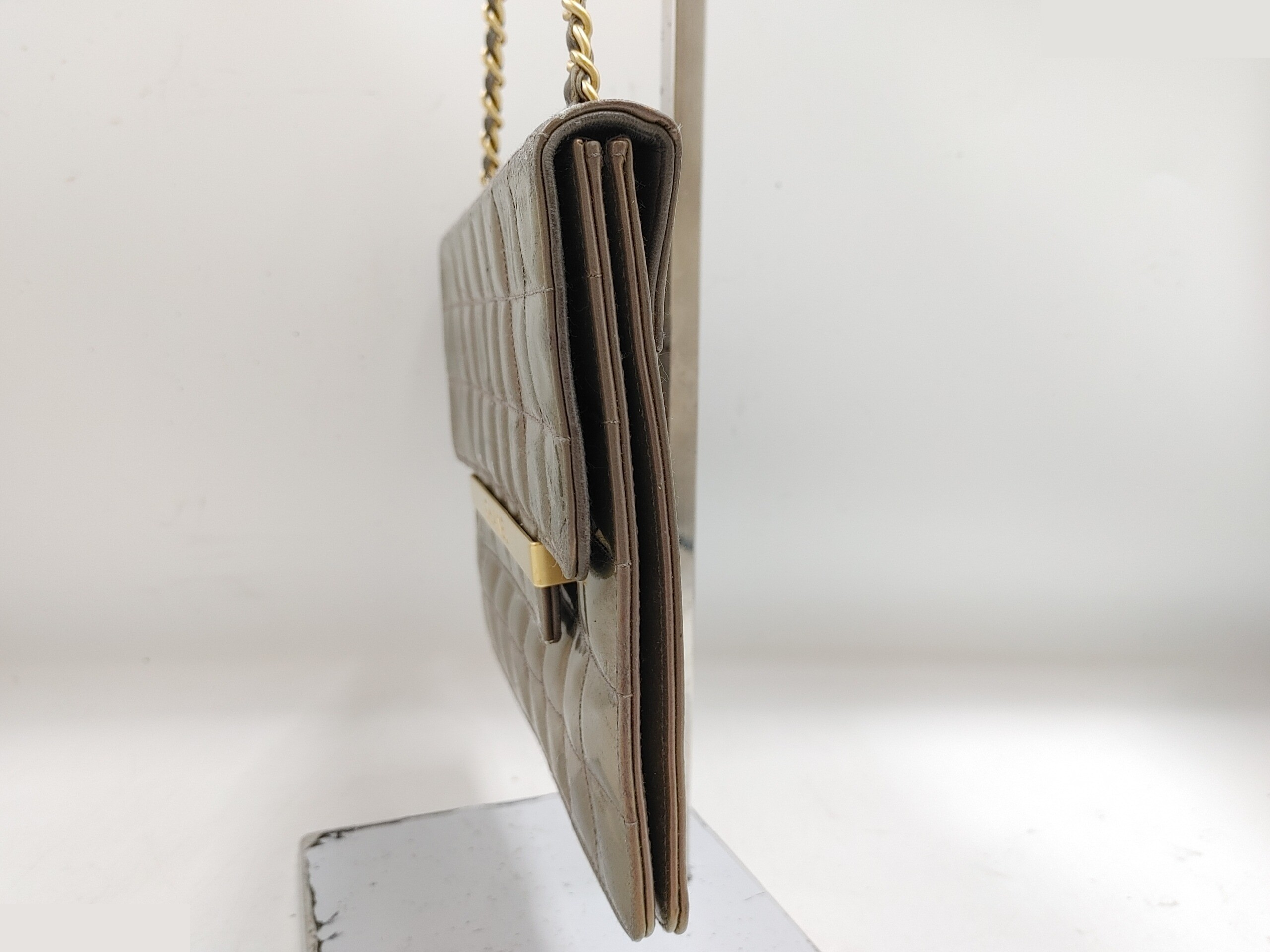 Chocolate bar chain handbag with sticker, item number 5803068, patent leather. — view 3