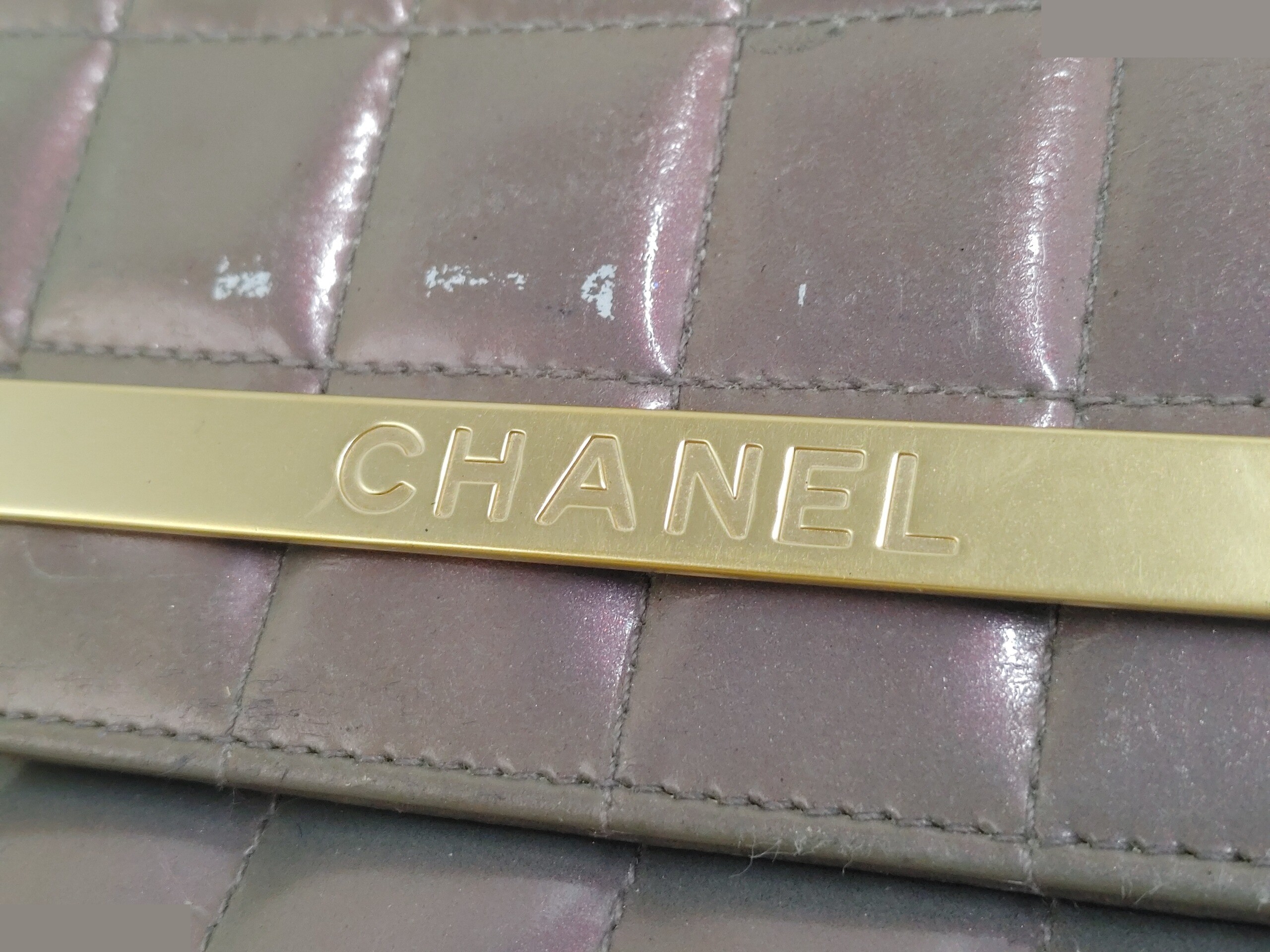 Chocolate bar chain handbag with sticker, item number 5803068, patent leather. — view 5