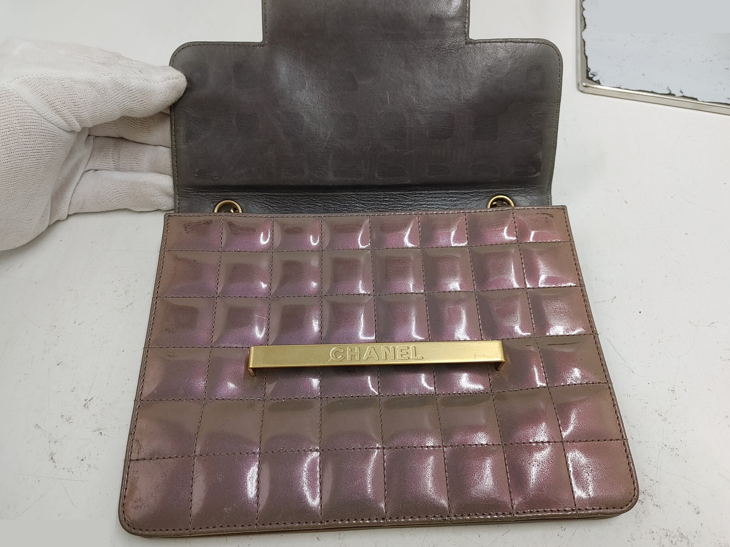 Chocolate bar chain handbag with sticker, item number 5803068, patent leather. — view 8
