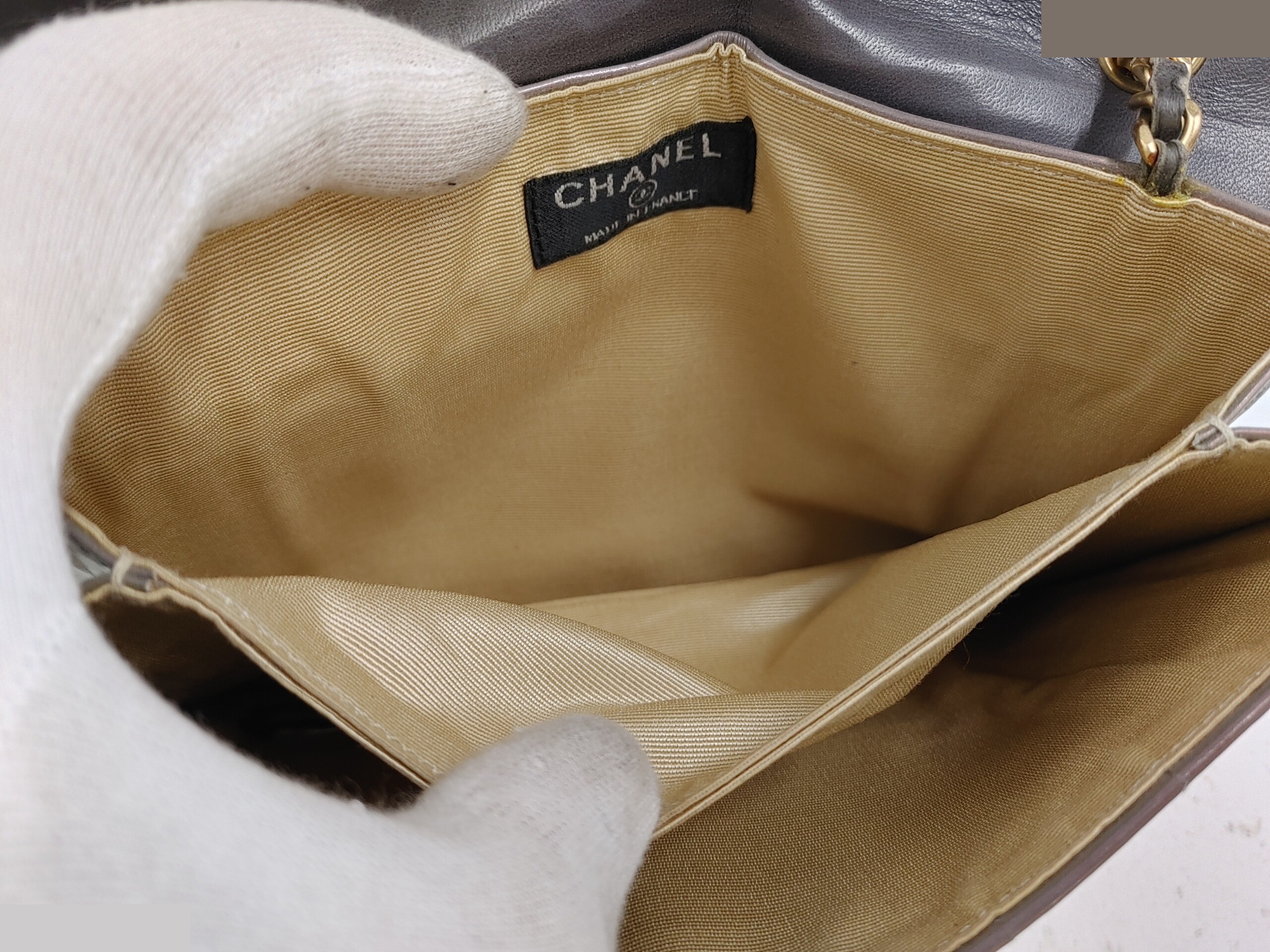 Chocolate bar chain handbag with sticker, item number 5803068, patent leather. — view 9