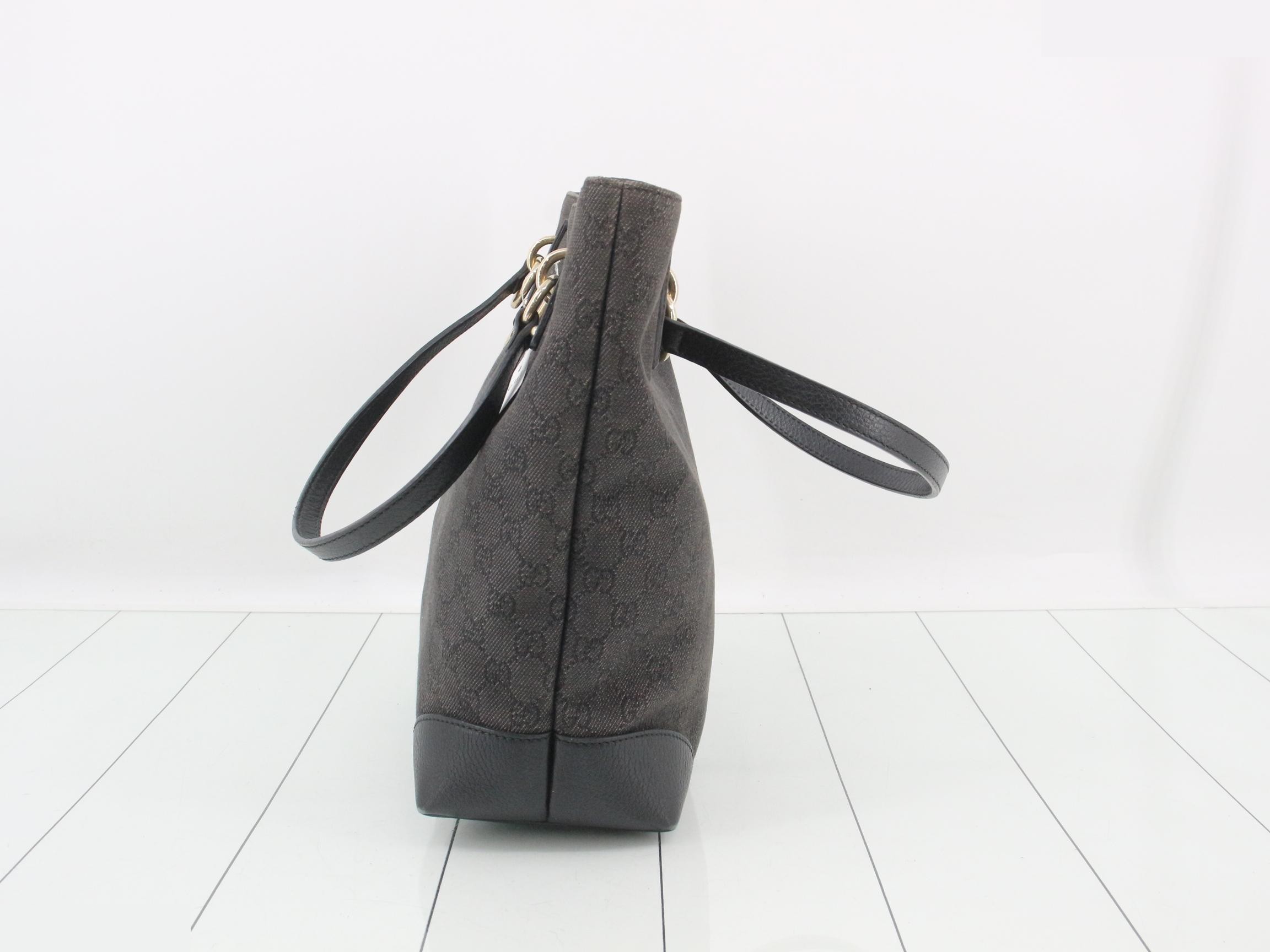 Bucket-shaped tote bag, approximately 25 cm wide. — view 3