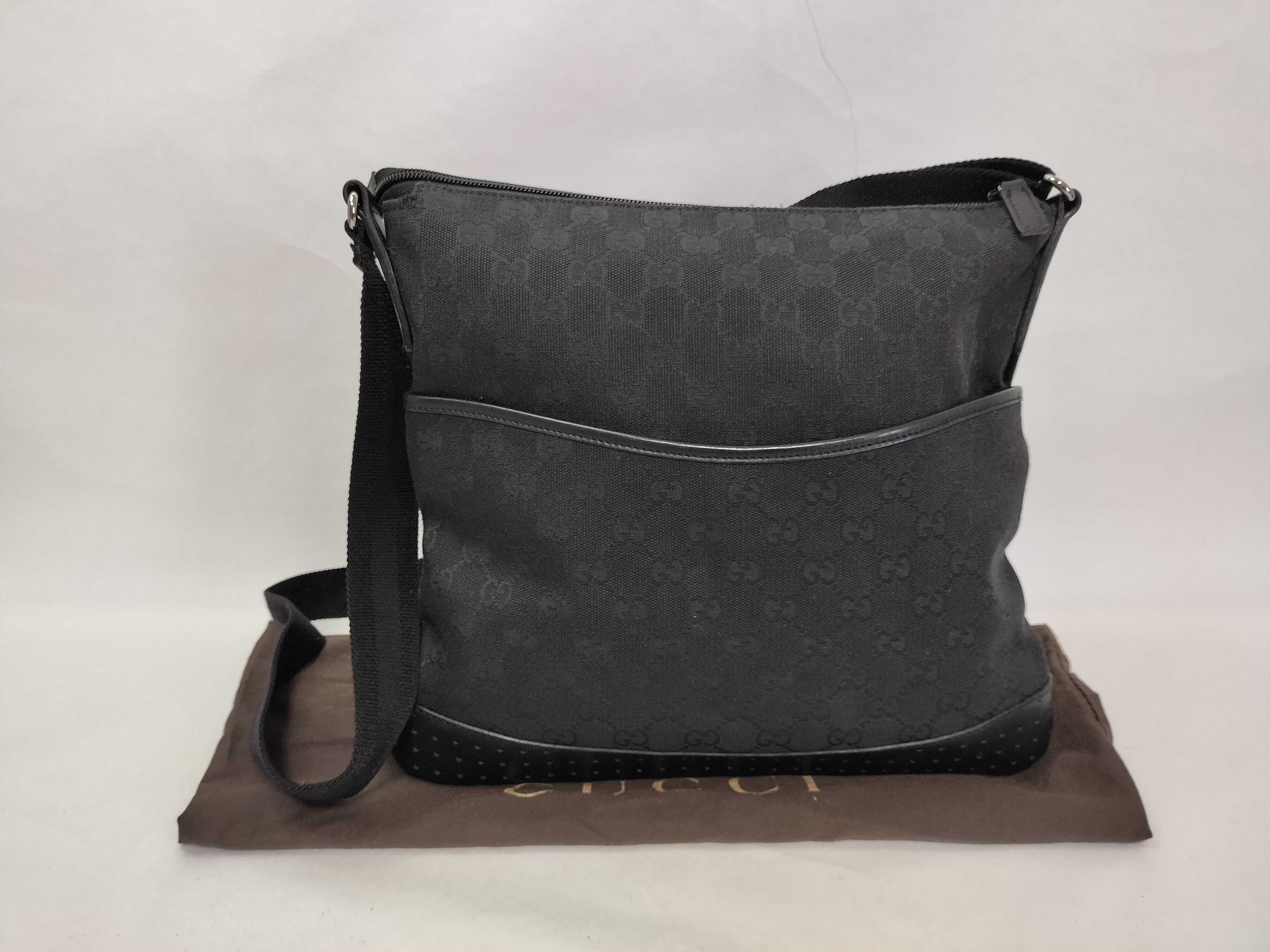 GG Canvas Shoulder Bag (Black)