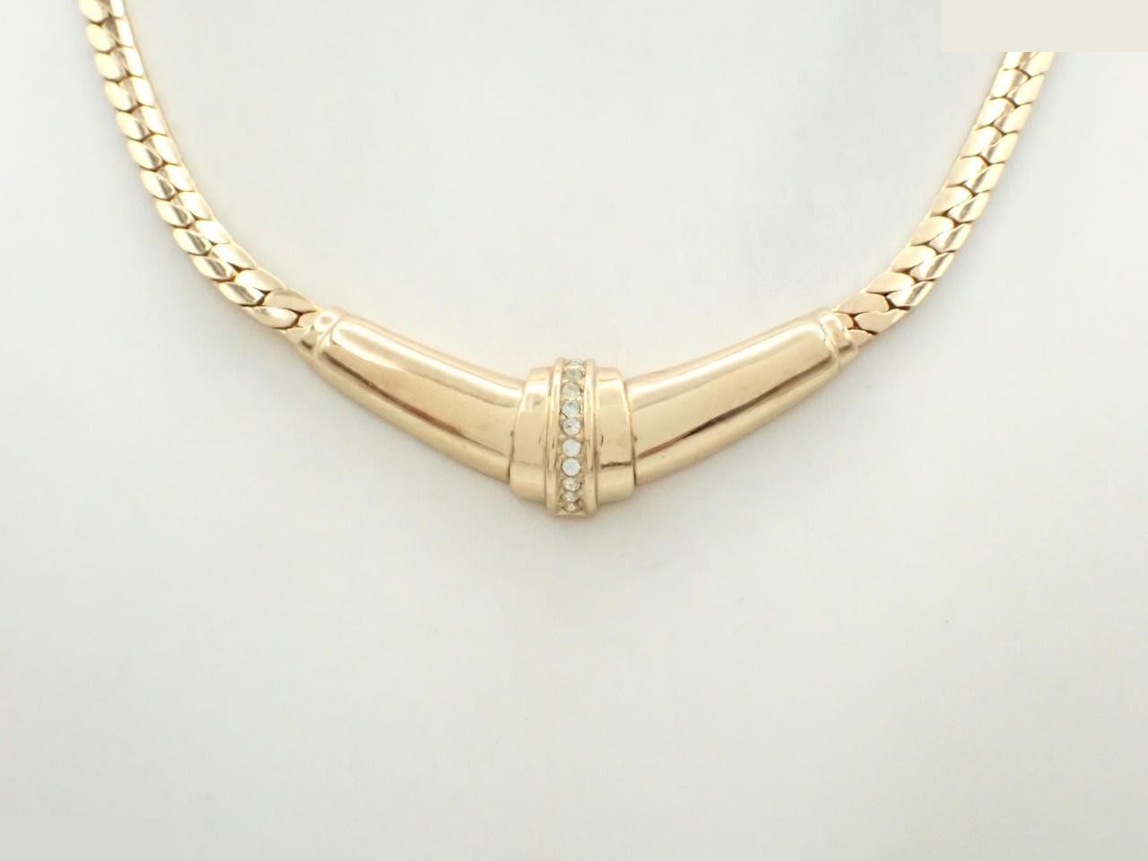 Other line: Precious metal necklaces and pendants, neck circumference approximately 42 cm.