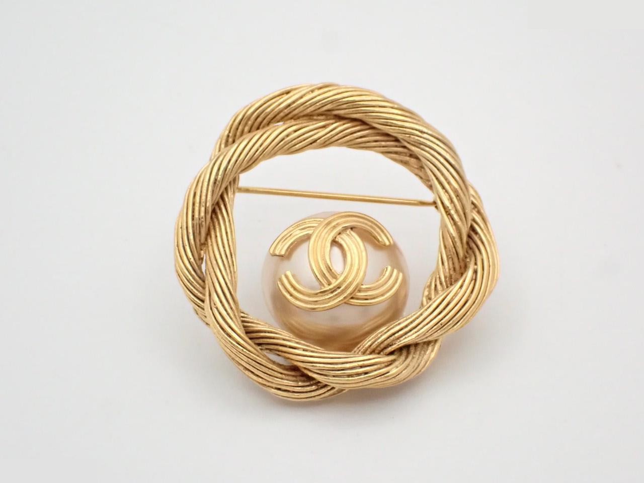 94A Coco Mark Twisted Circle Pearl Brooch