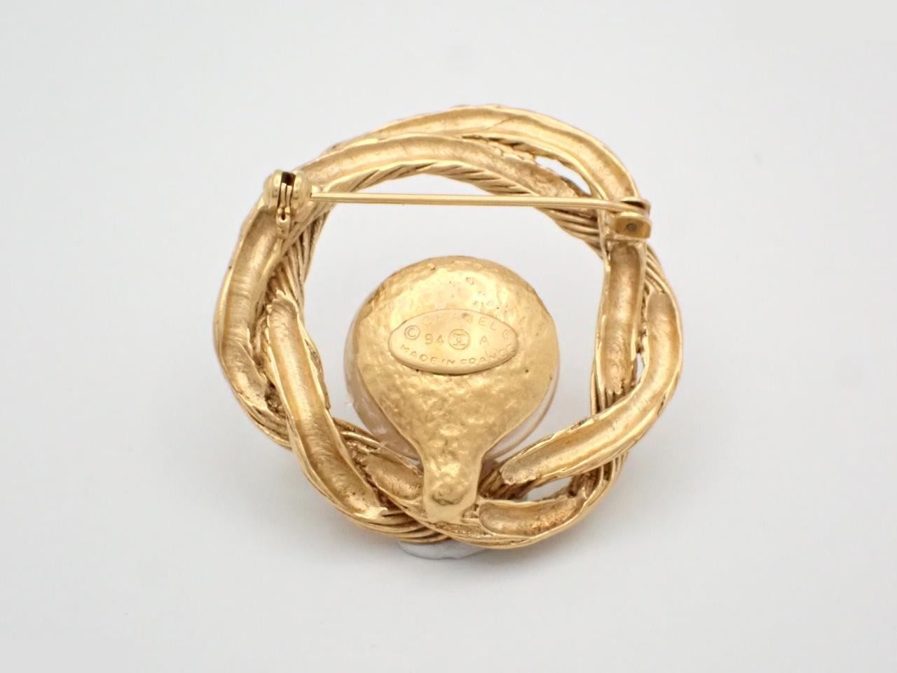 94A Coco Mark Twisted Circle Pearl Brooch — view 2