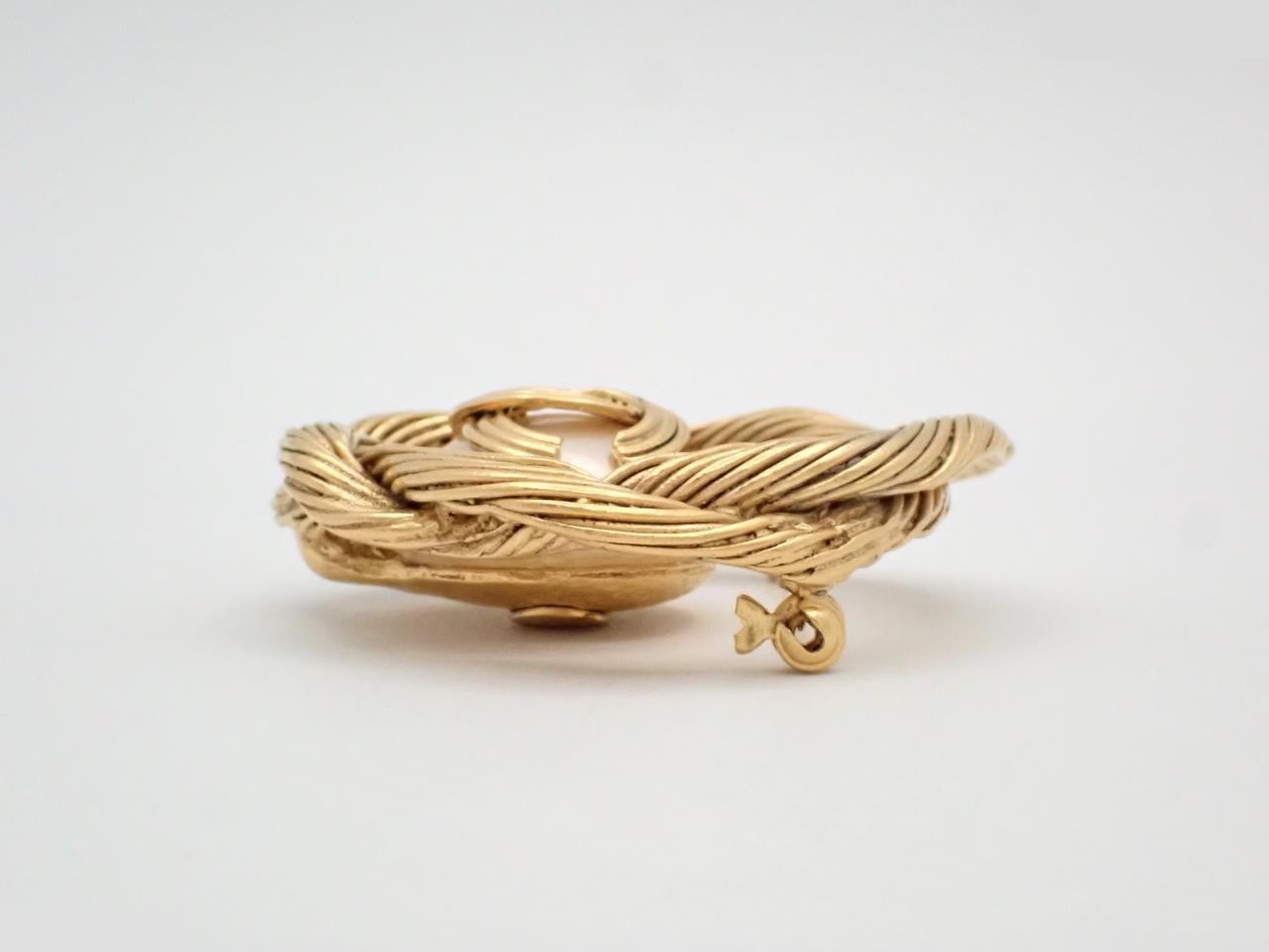 94A Coco Mark Twisted Circle Pearl Brooch — view 3