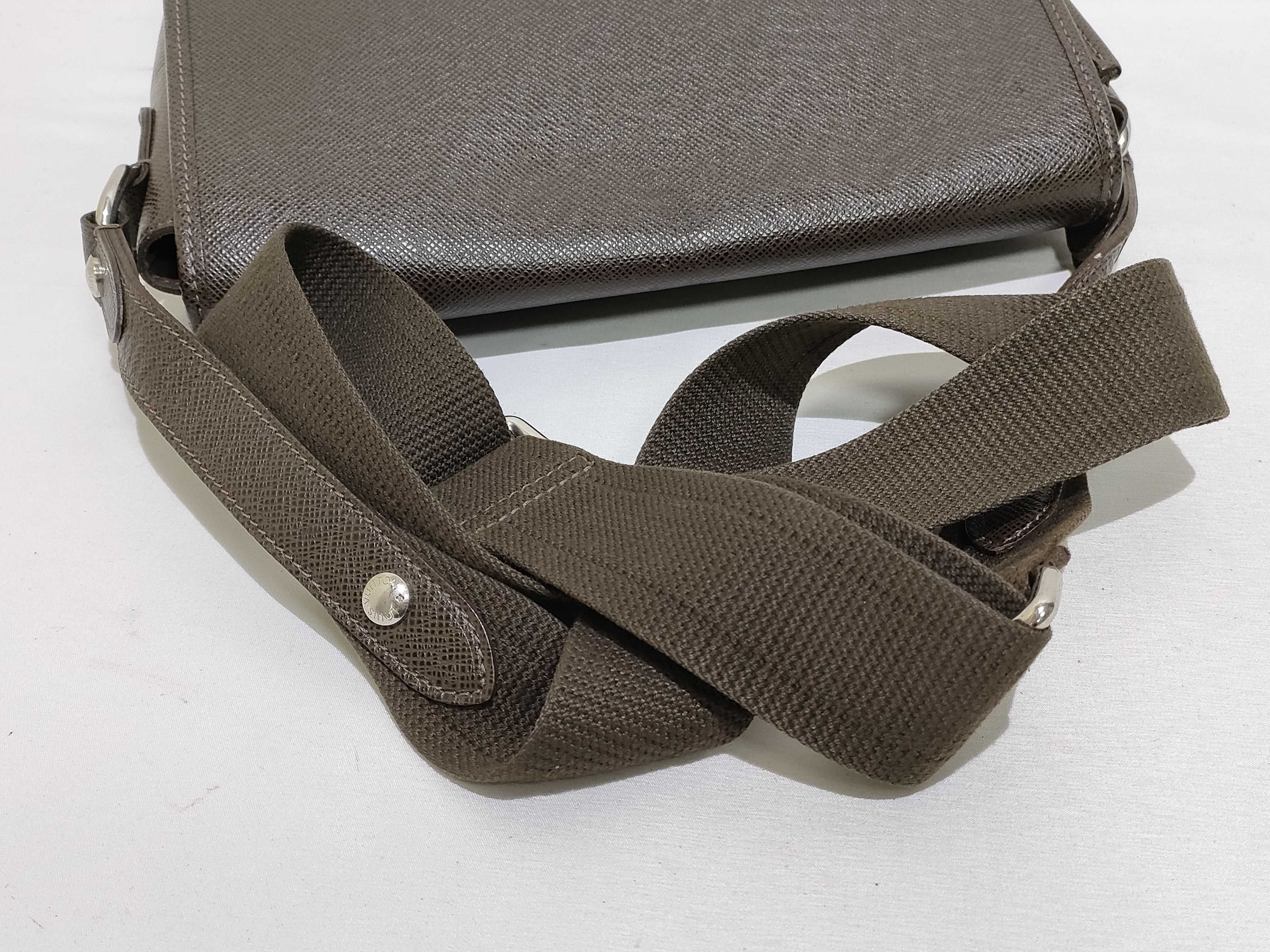 Taiga LV Taiga Flap Crossbody Bag Shoulder Bag — view 3