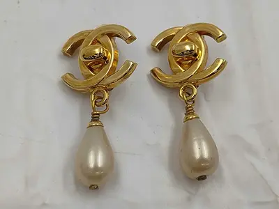 Earrings (with box) - Drop-shaped pearl earrings with turn-lock closure.
