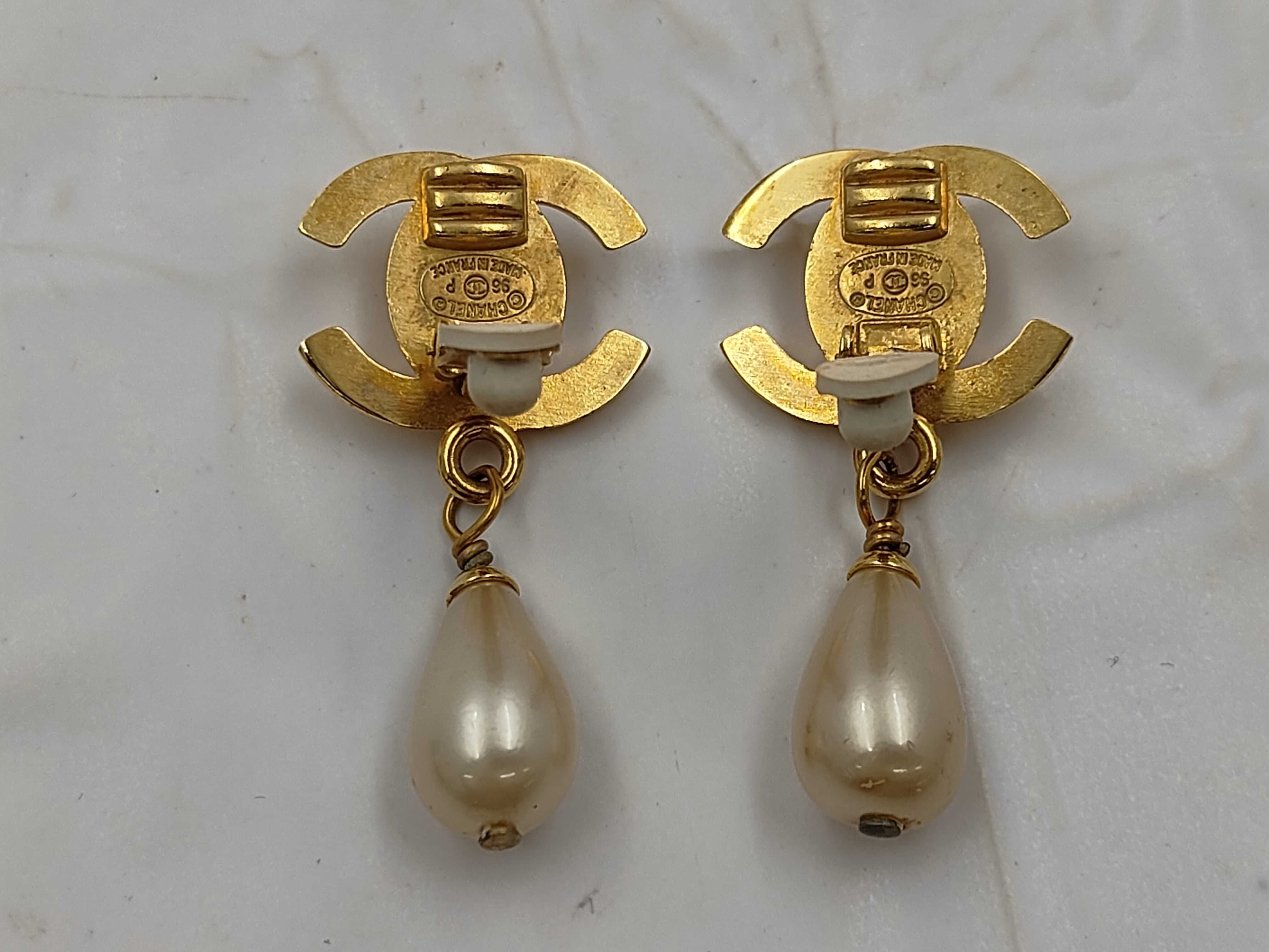 Earrings (with box) - Drop-shaped pearl earrings with turn-lock closure. — view 2