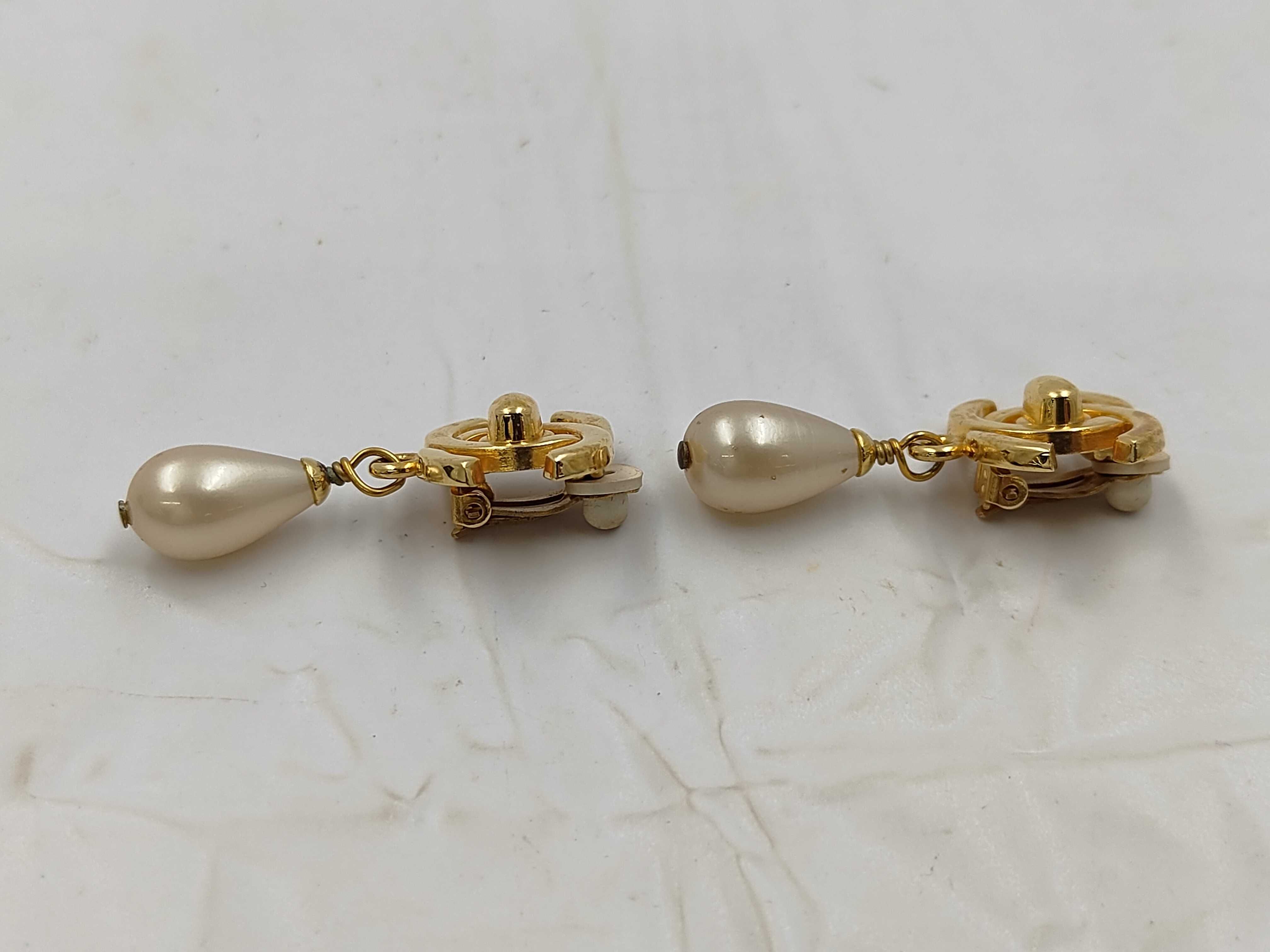 Earrings (with box) - Drop-shaped pearl earrings with turn-lock closure. — view 3