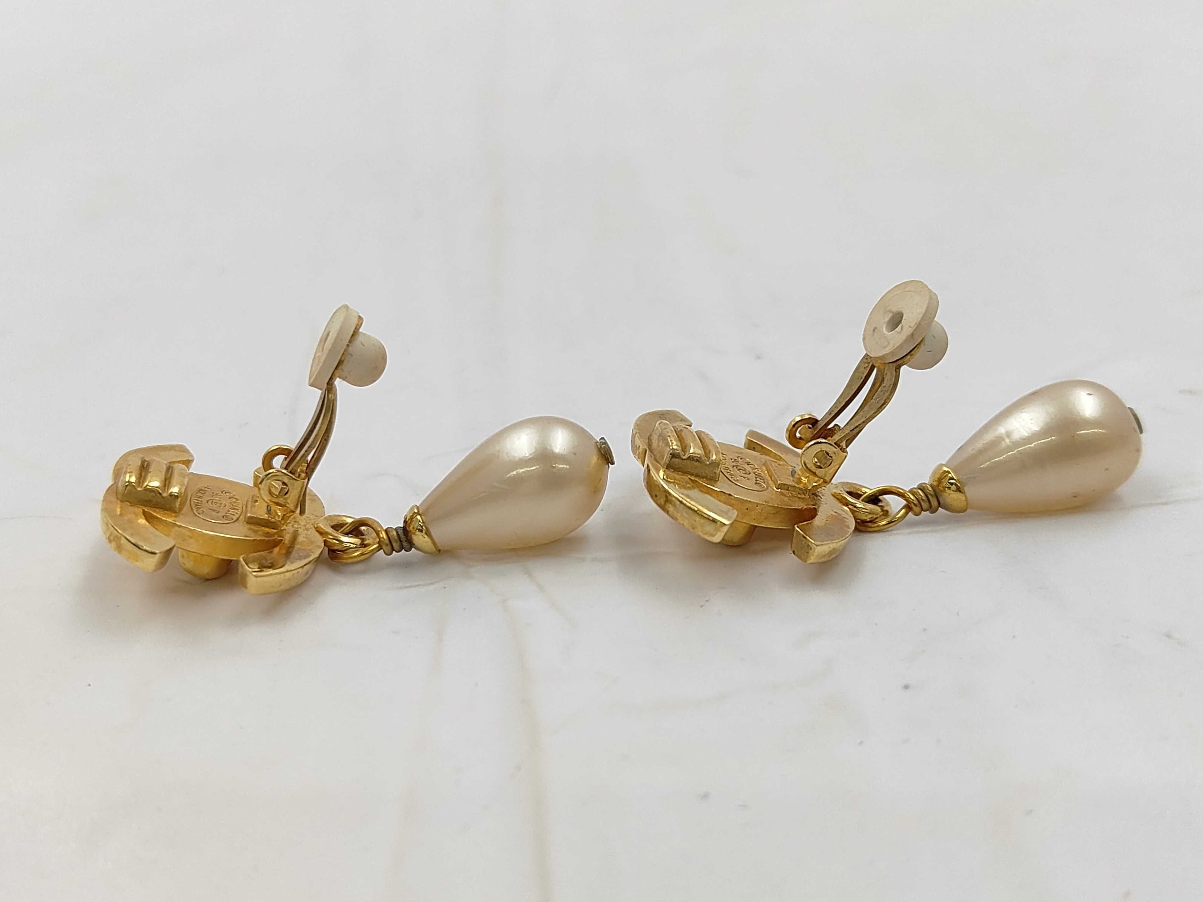 Earrings (with box) - Drop-shaped pearl earrings with turn-lock closure. — view 4