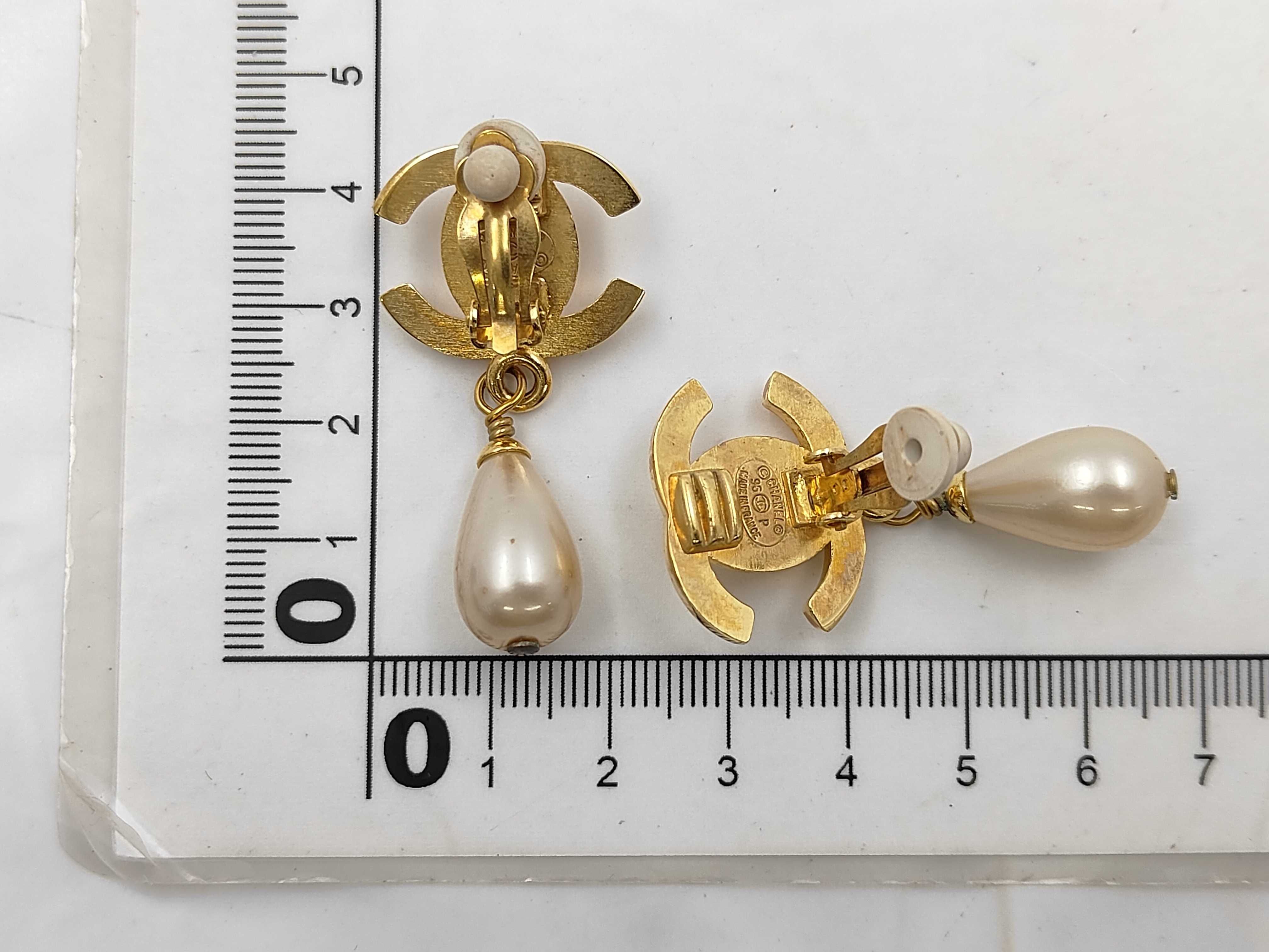 Earrings (with box) - Drop-shaped pearl earrings with turn-lock closure. — view 6